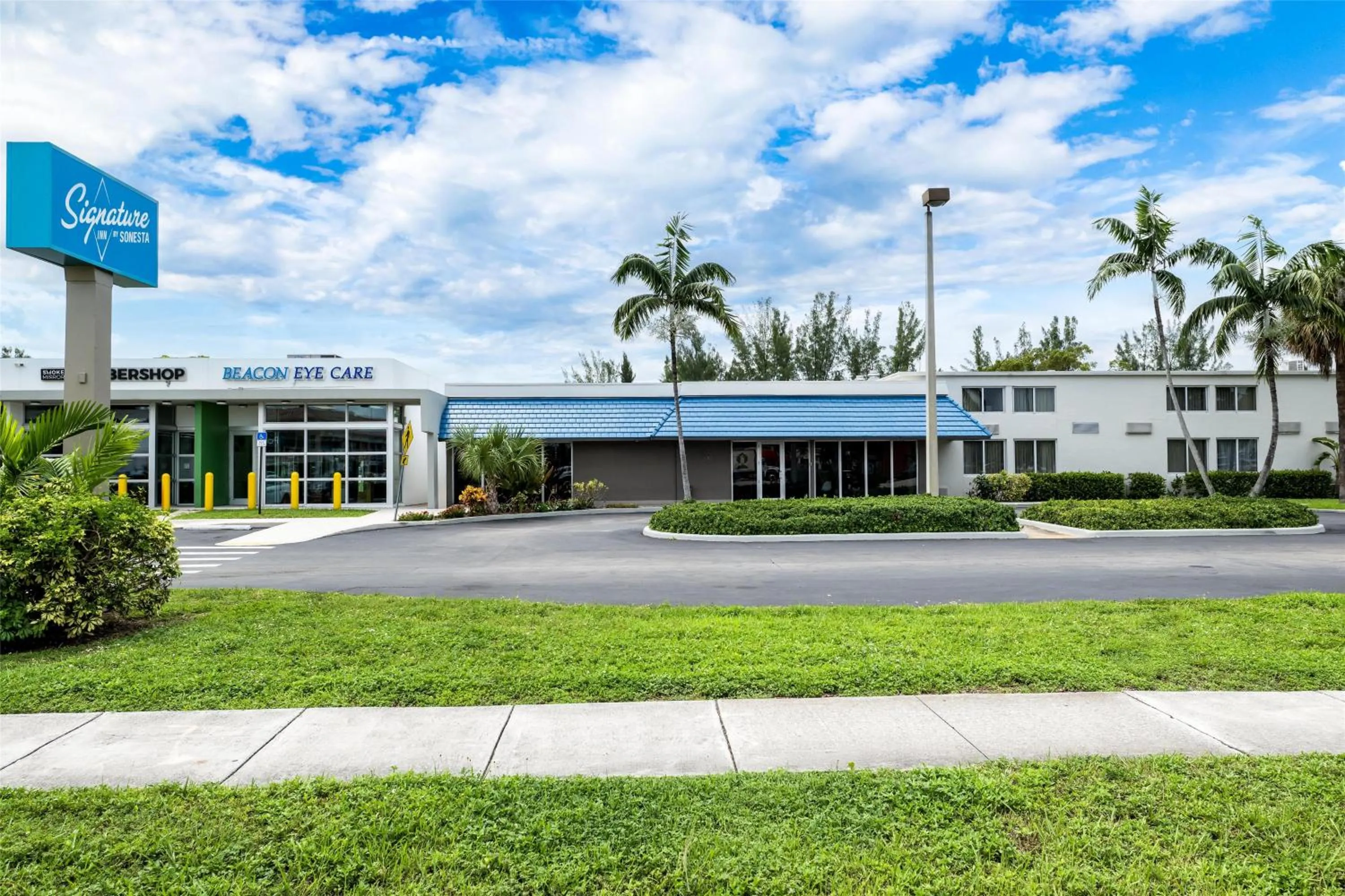 Property building in Signature Inn Miami