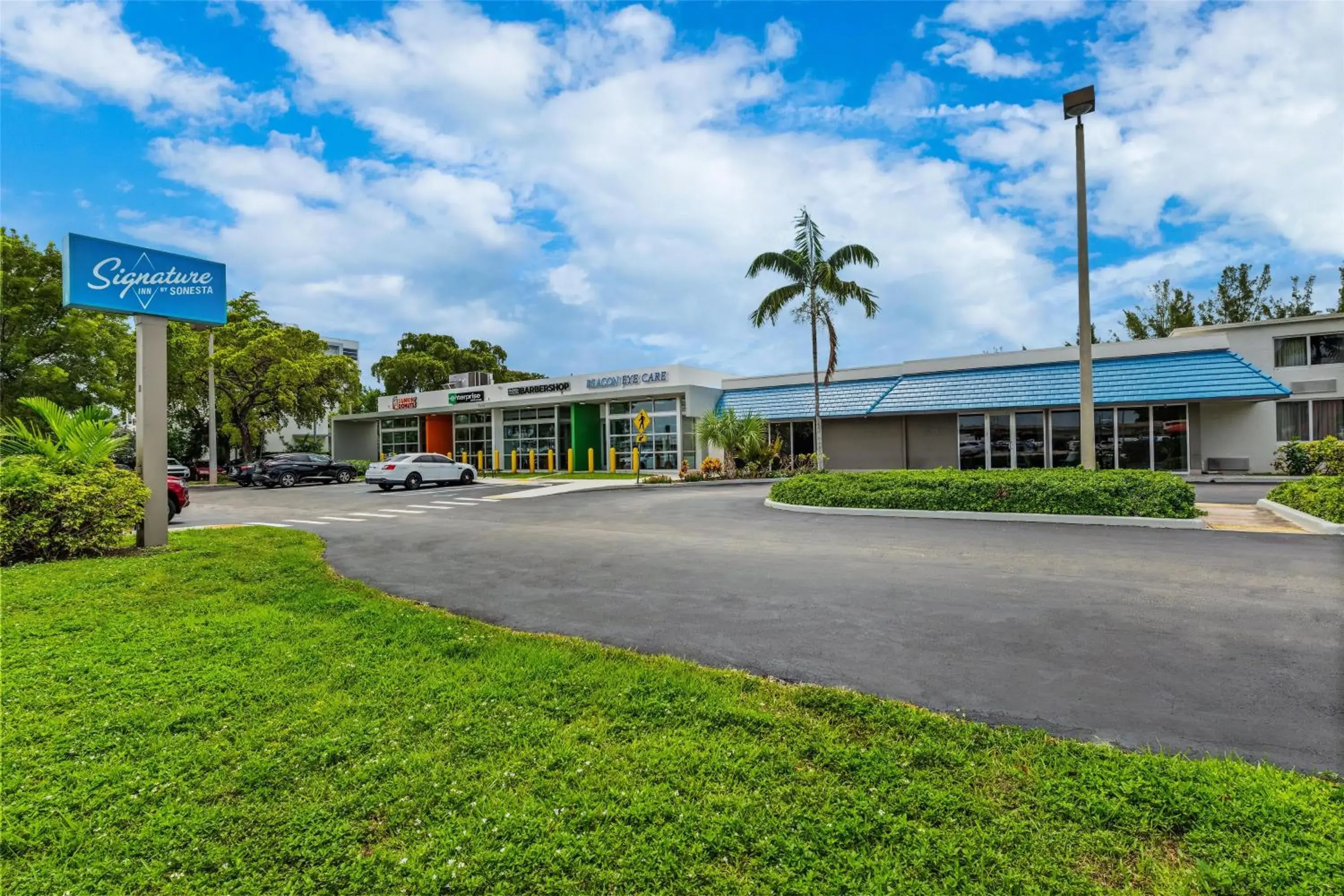 Property building in Signature Inn Miami Property building in Signature Inn Miami