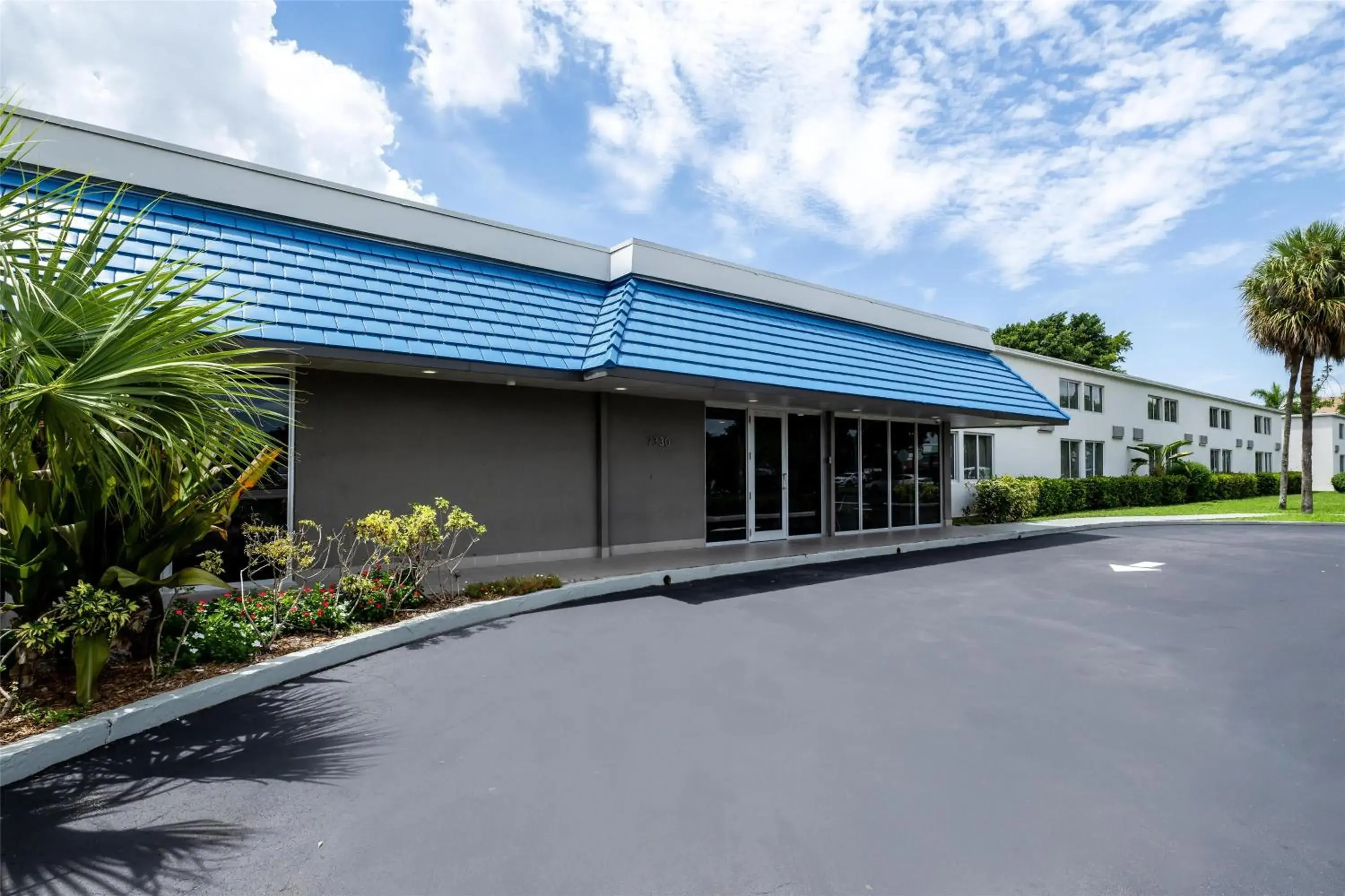 Property building in Signature Inn Miami Property building in Signature Inn Miami