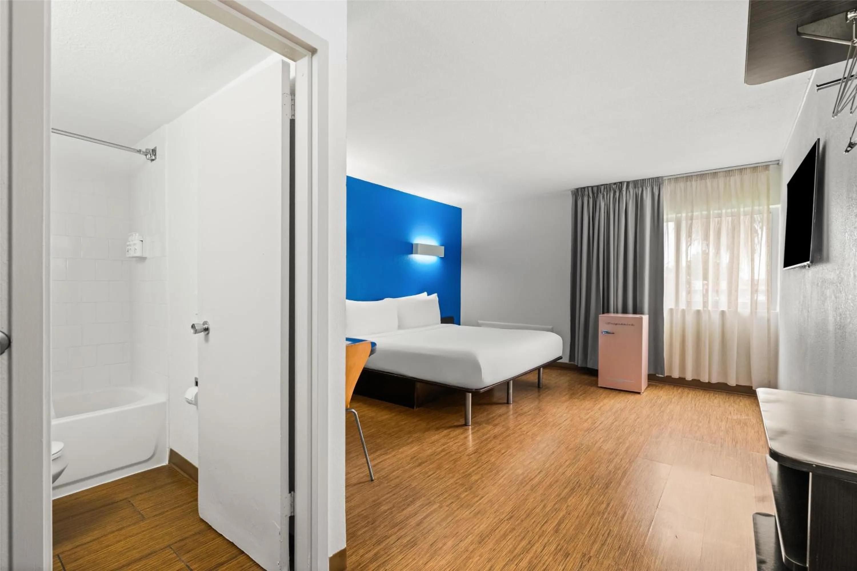 Bedroom, Bed in Signature Inn Miami