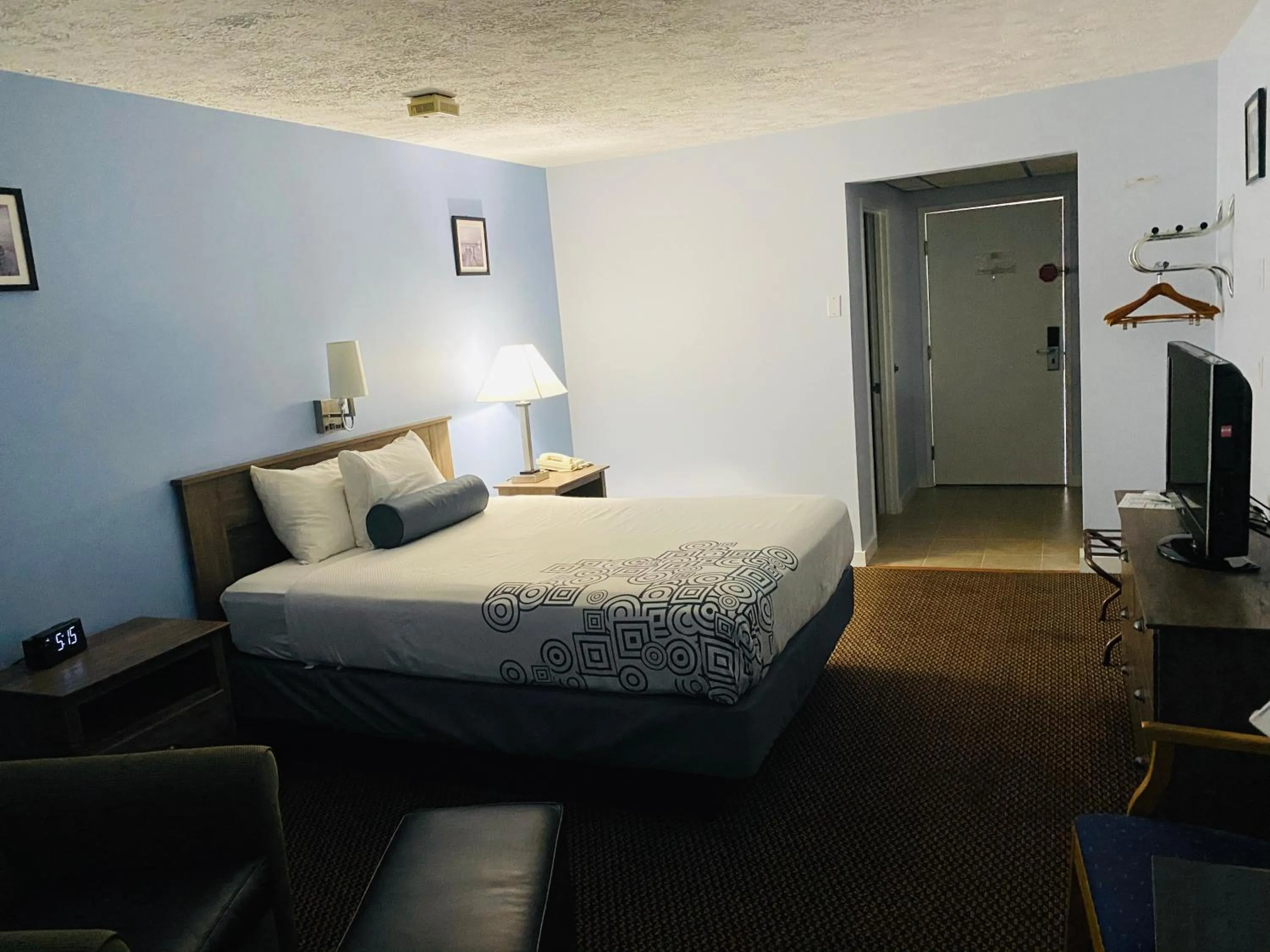 Bed in Fleetwood Inn Suites