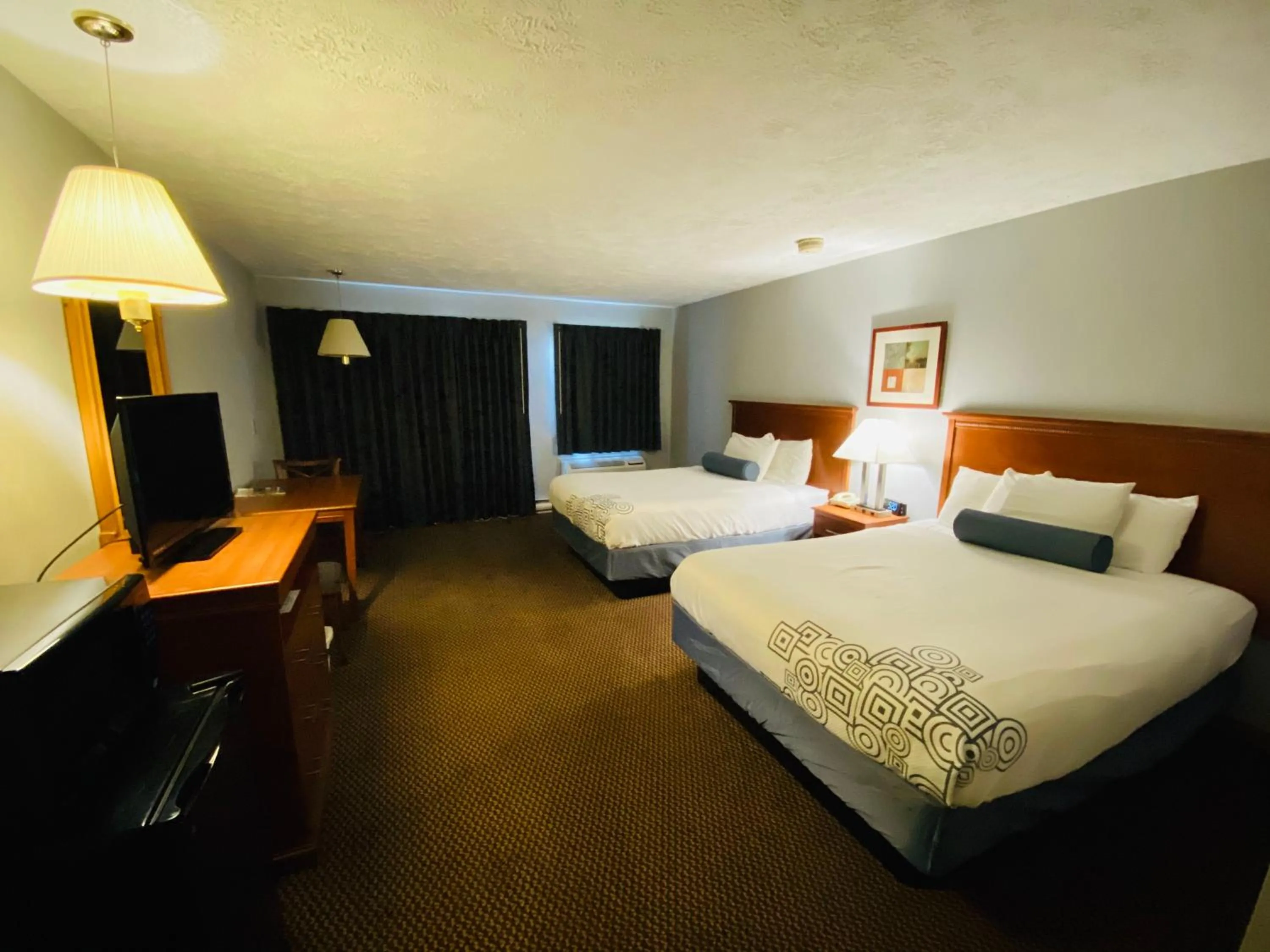 Bed in Fleetwood Inn Suites