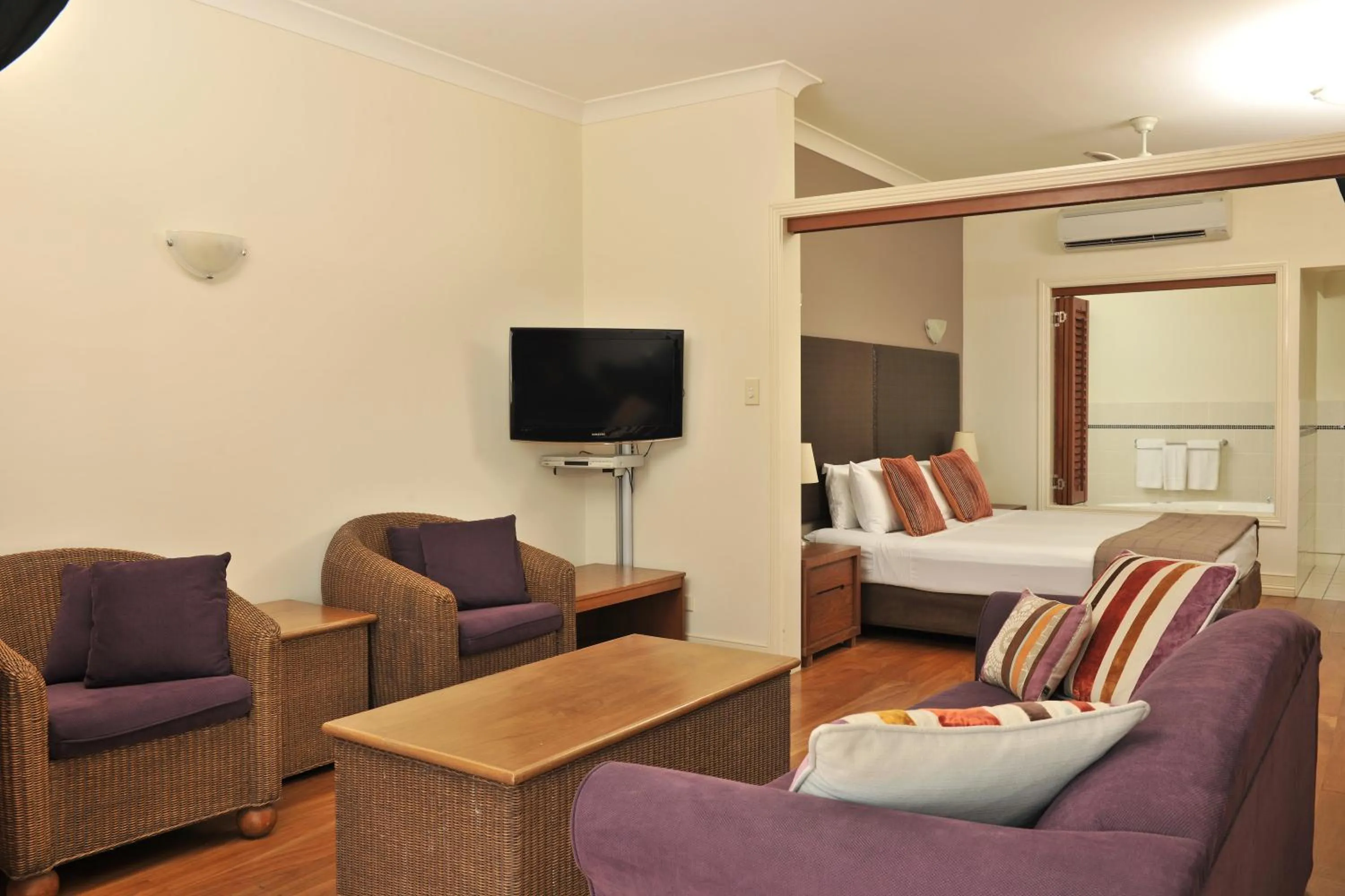 Living room, Bed in Mantra on the Inlet