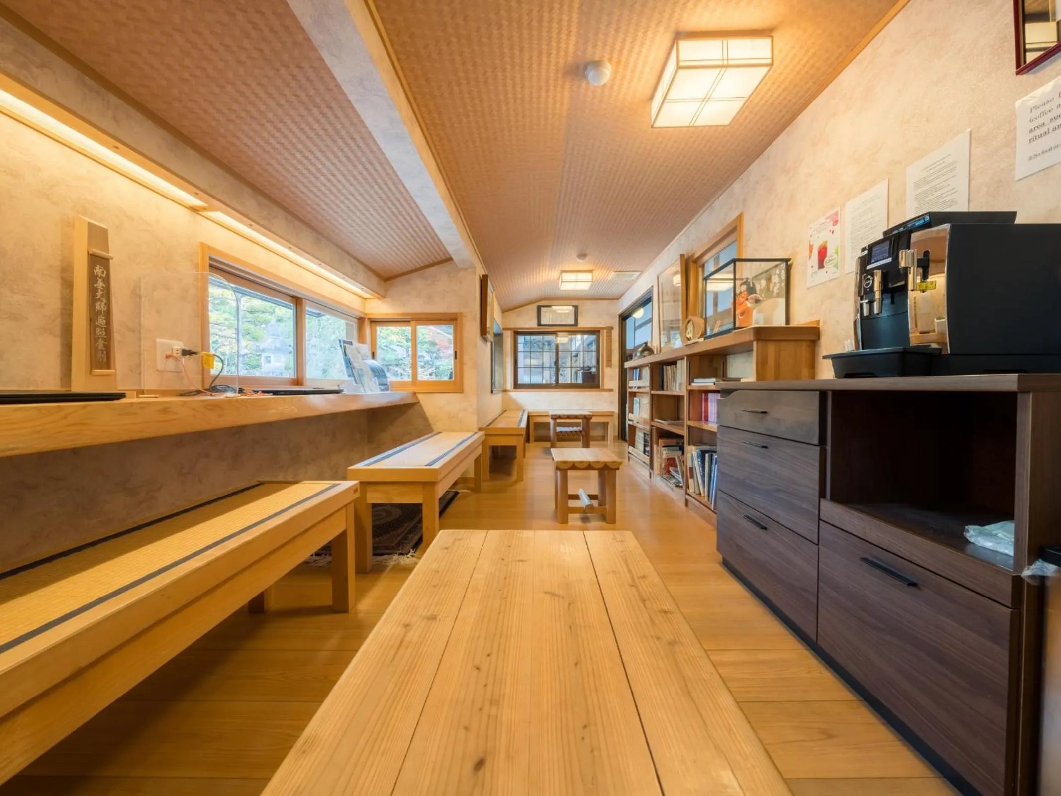 Communal lounge/ TV room in 高野山 宿坊 恵光院 -Koyasan Syukubo Ekoin Temple-