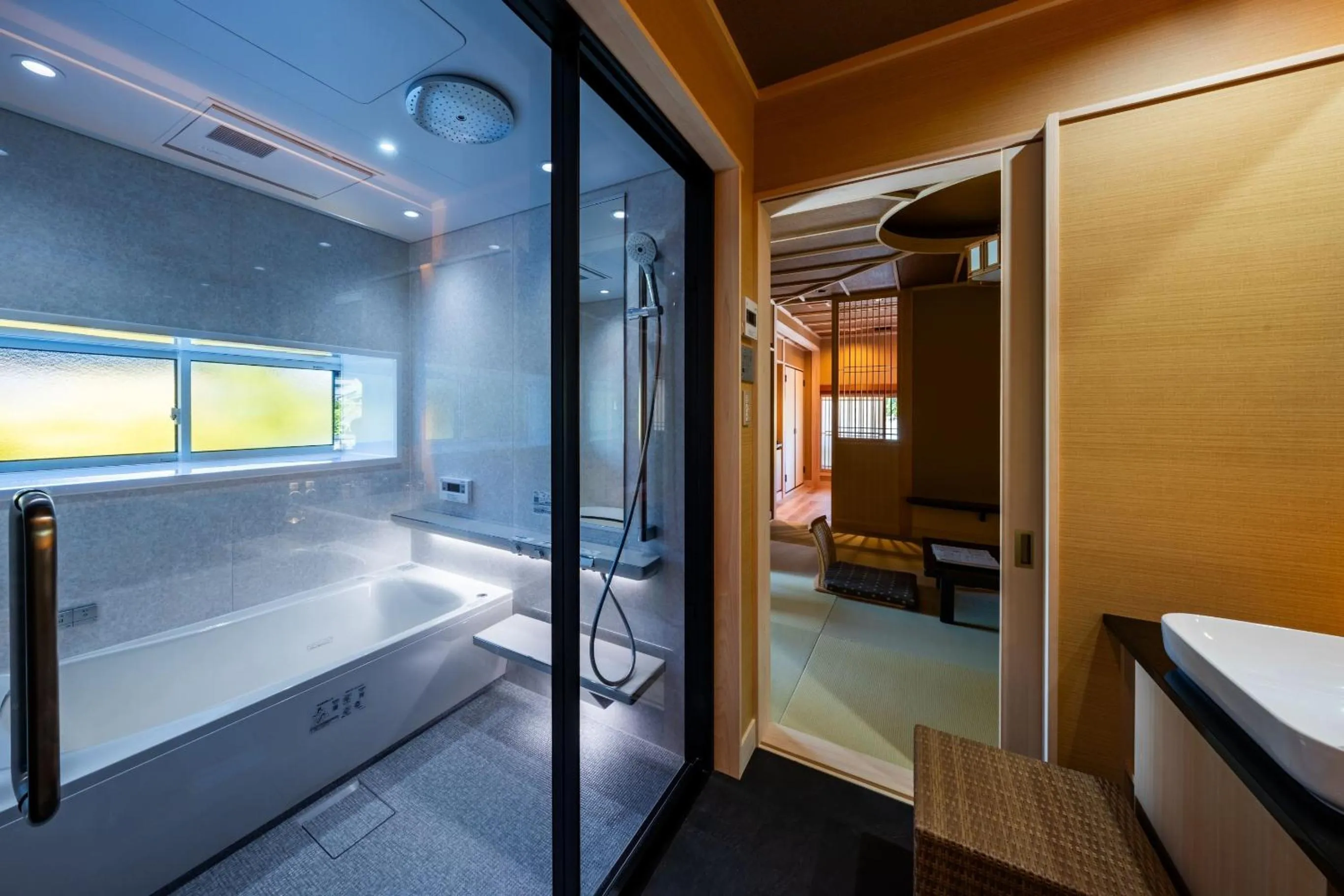 Bathroom, Bed in 高野山 宿坊 恵光院 -Koyasan Syukubo Ekoin Temple-