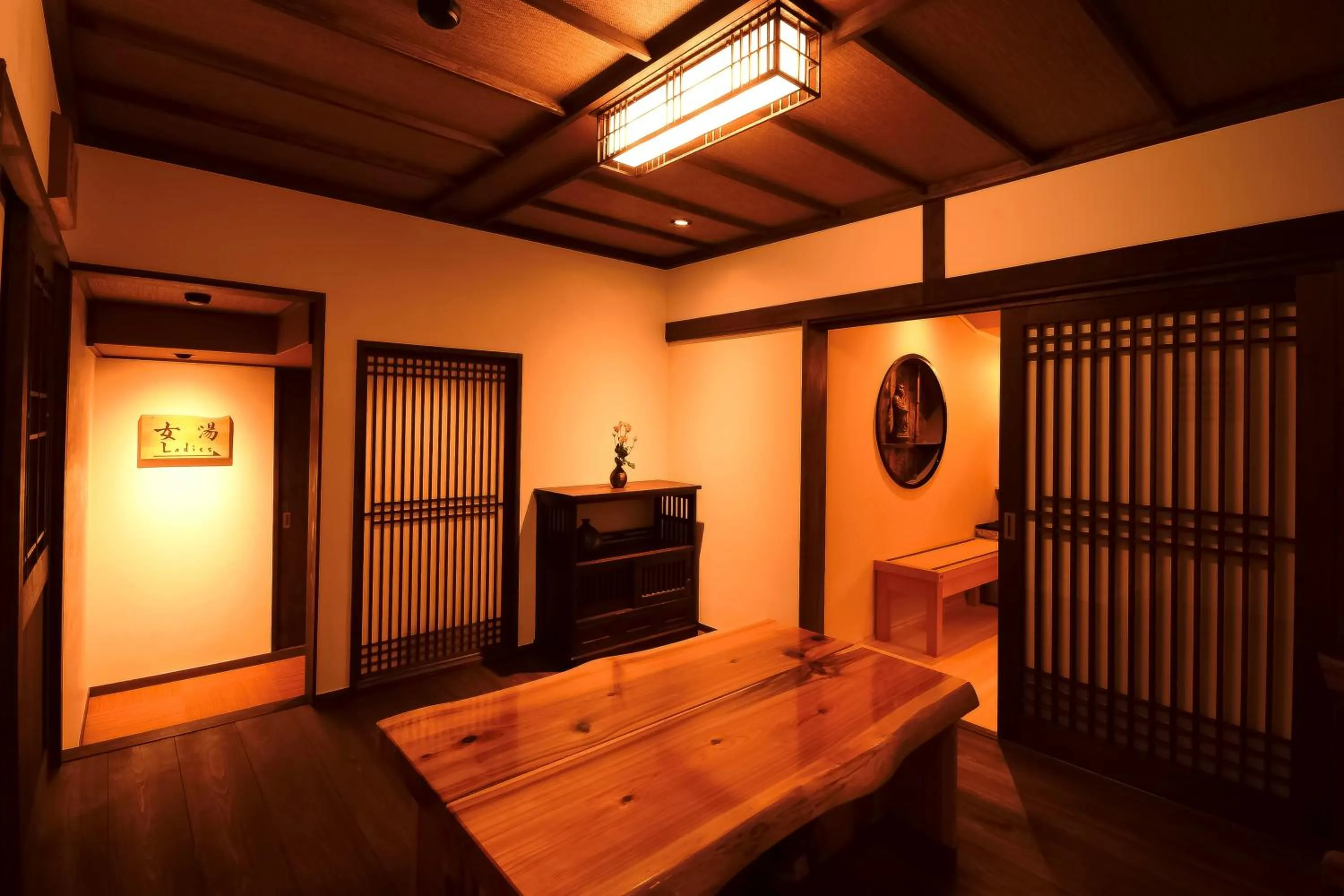 Communal lounge/ TV room, Bed in 高野山 宿坊 恵光院 -Koyasan Syukubo Ekoin Temple-