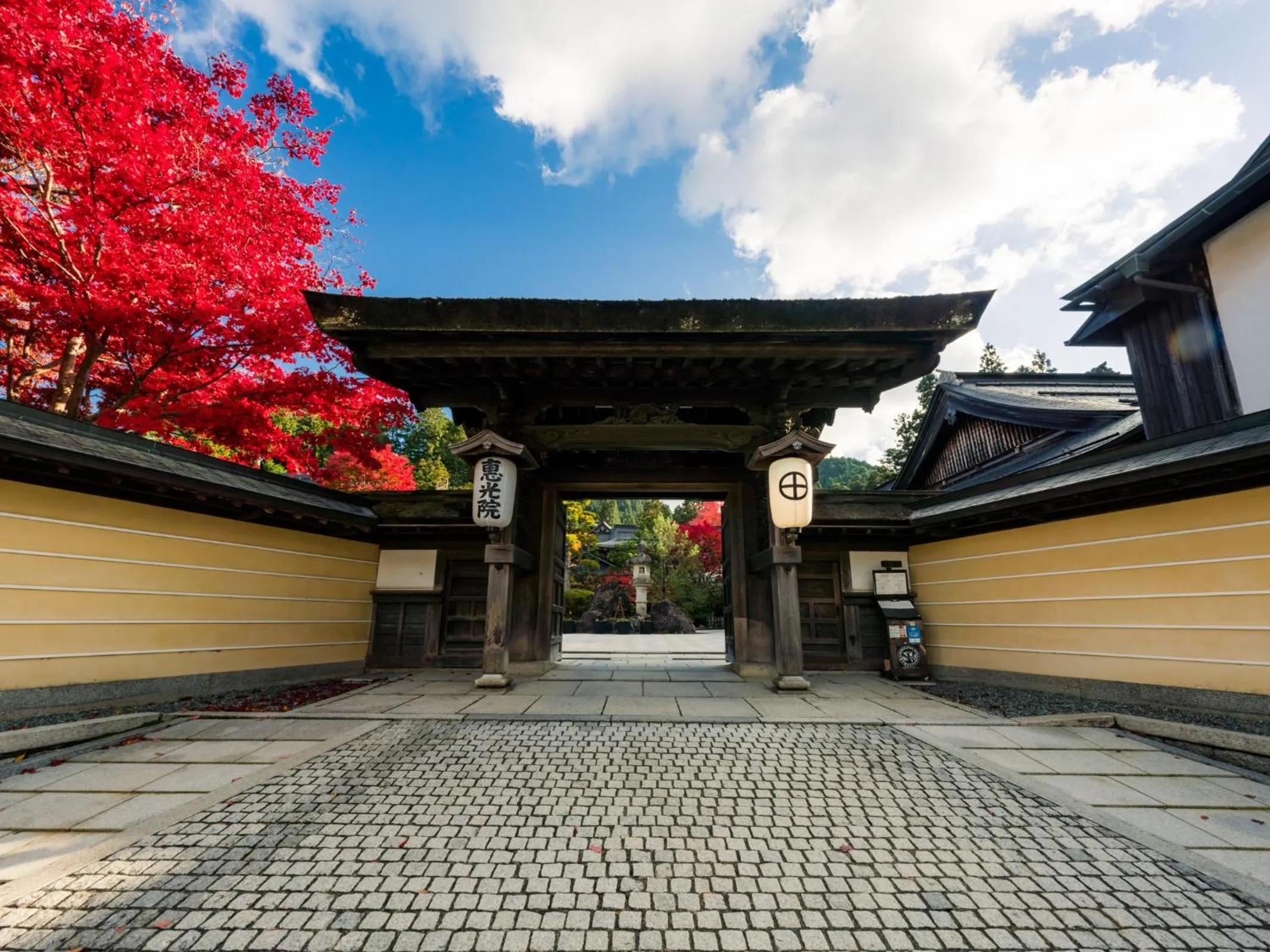 Facade/entrance in 高野山 宿坊 恵光院 -Koyasan Syukubo Ekoin Temple-