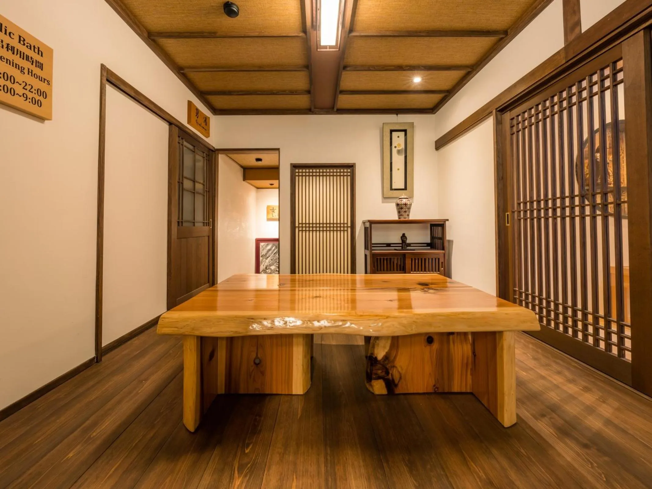 Communal lounge/ TV room in 高野山 宿坊 恵光院 -Koyasan Syukubo Ekoin Temple-