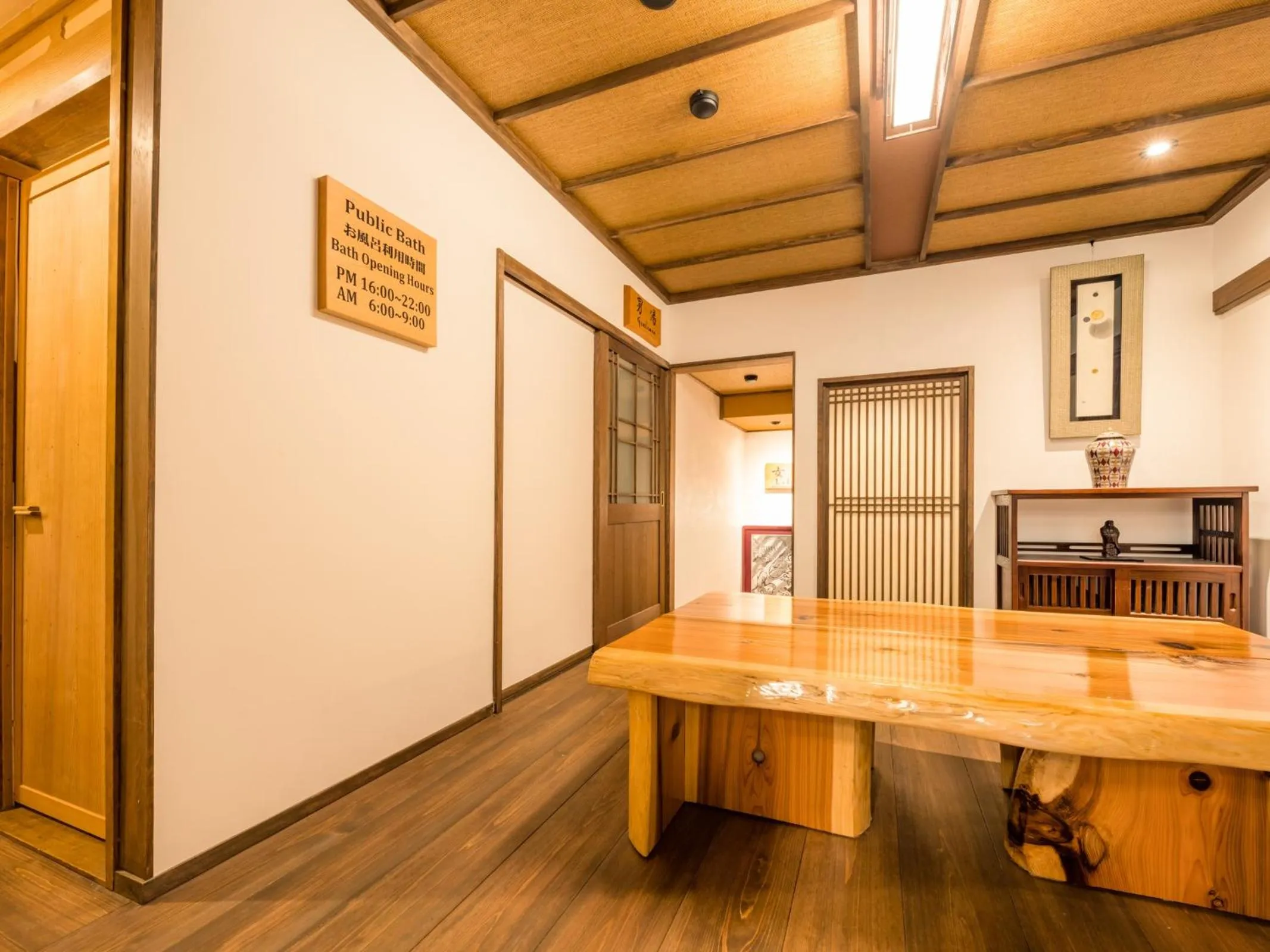Communal lounge/ TV room in 高野山 宿坊 恵光院 -Koyasan Syukubo Ekoin Temple-