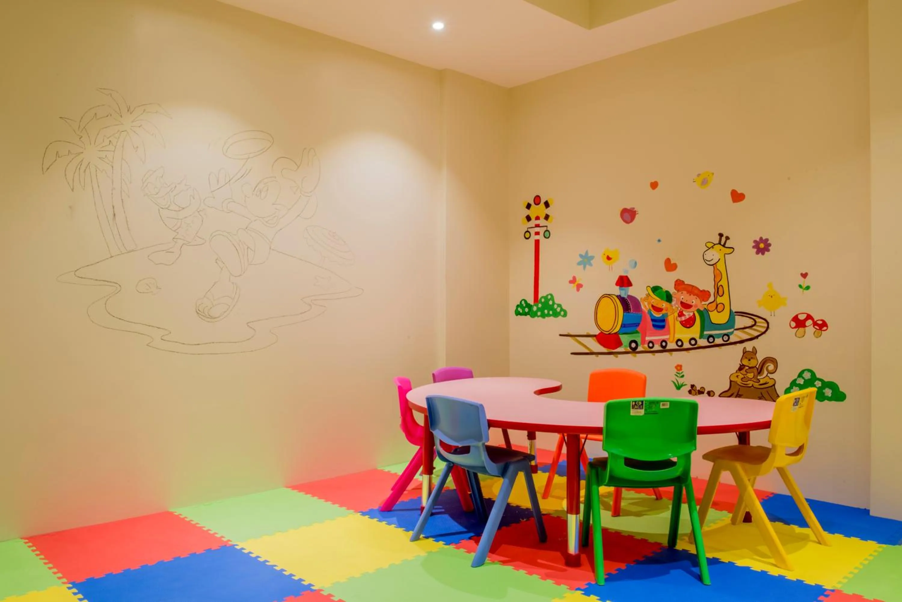 Children play ground in نورمينا الشرق للشقق المخدومة