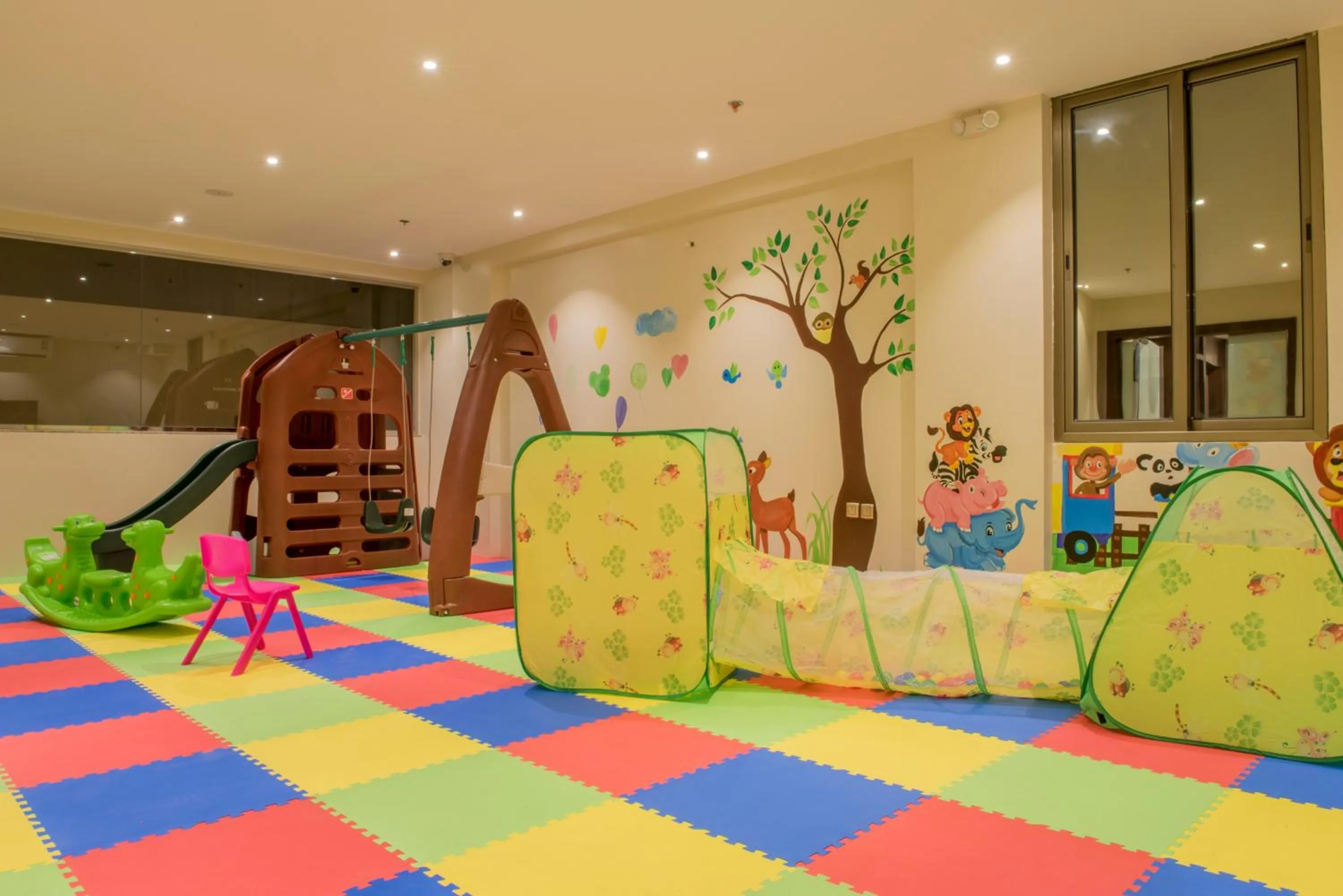 Children play ground in نورمينا الشرق للشقق المخدومة