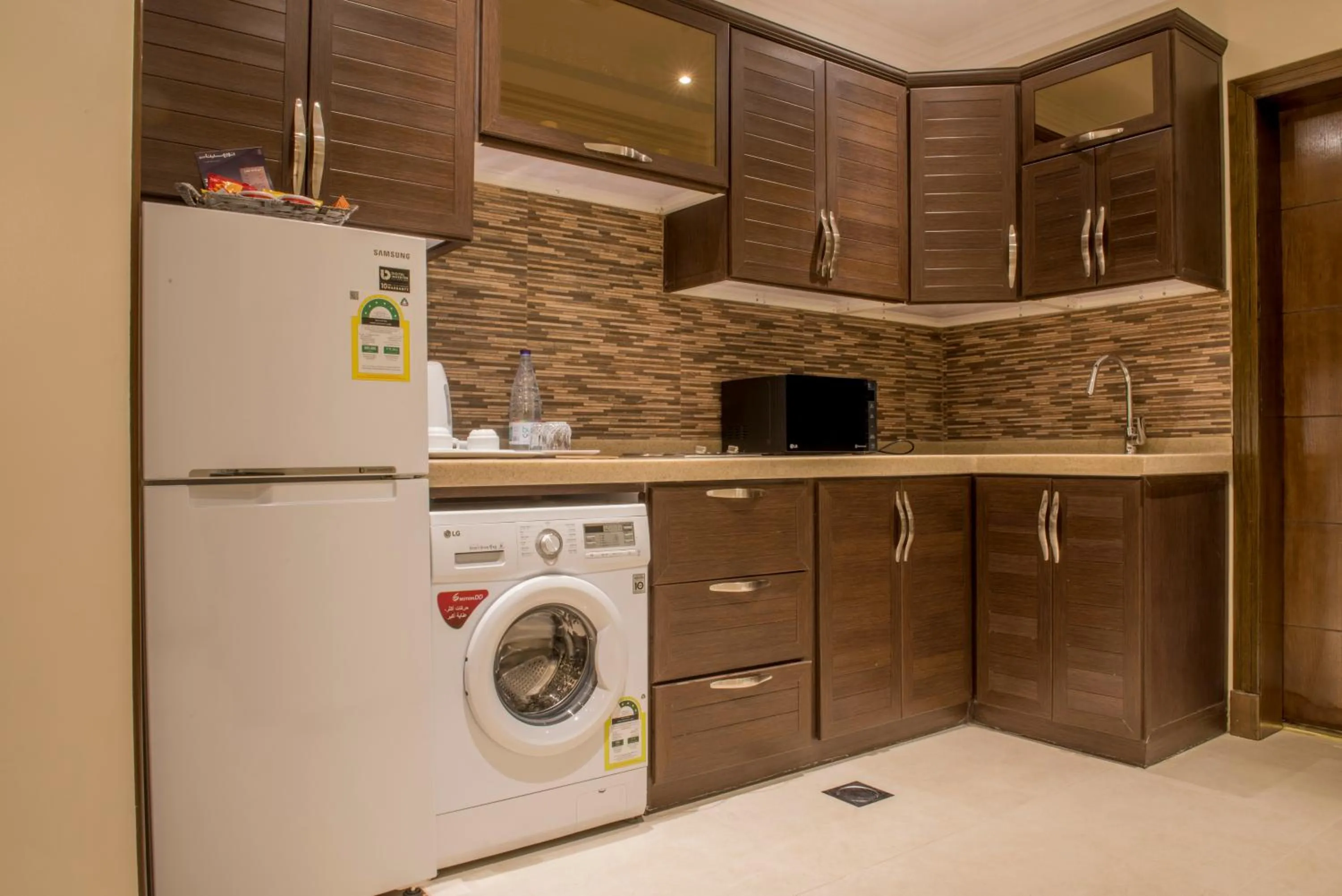 Kitchen or kitchenette in نورمينا الشرق للشقق المخدومة