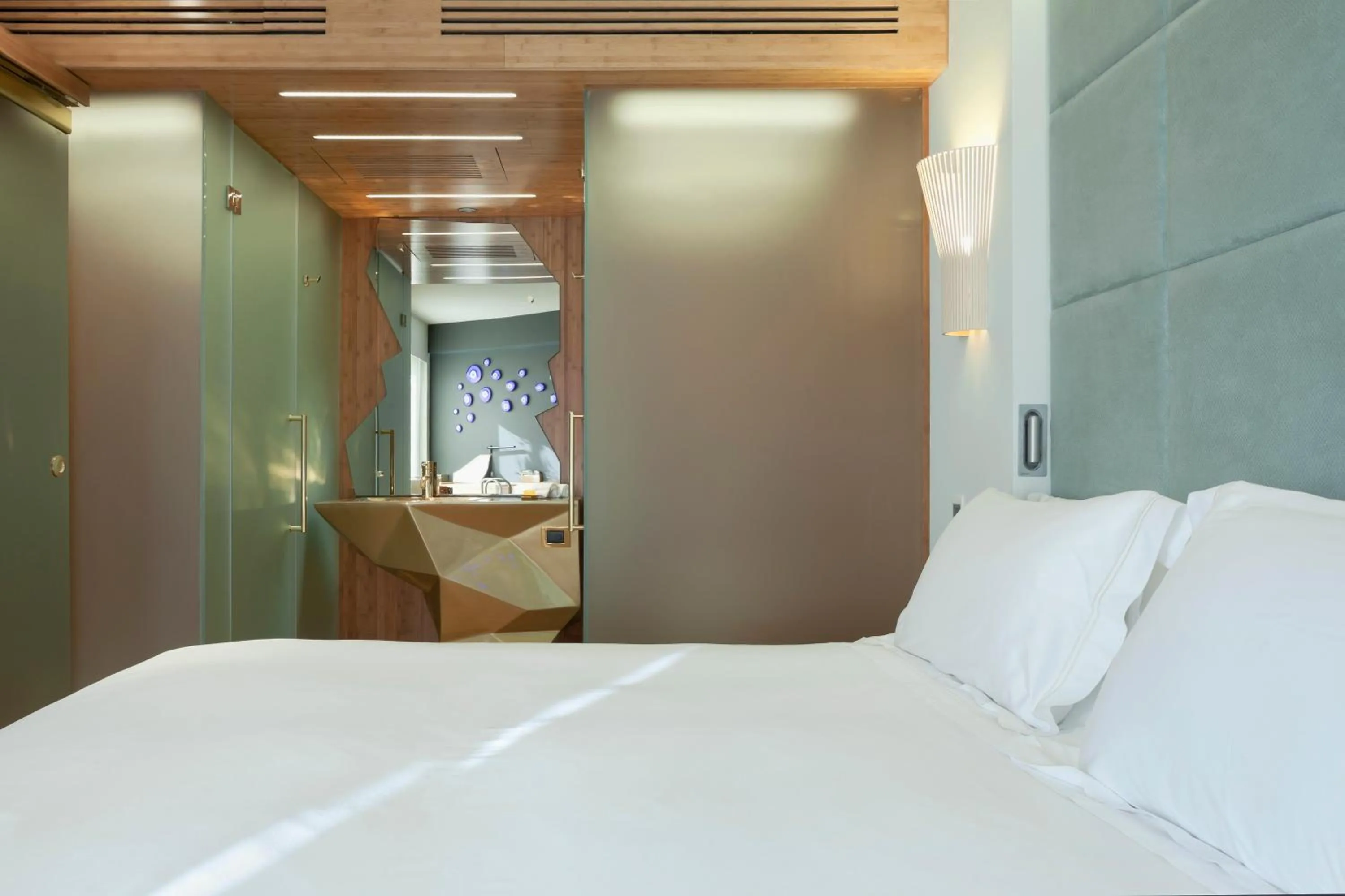 Bathroom, Bed in New Hotel