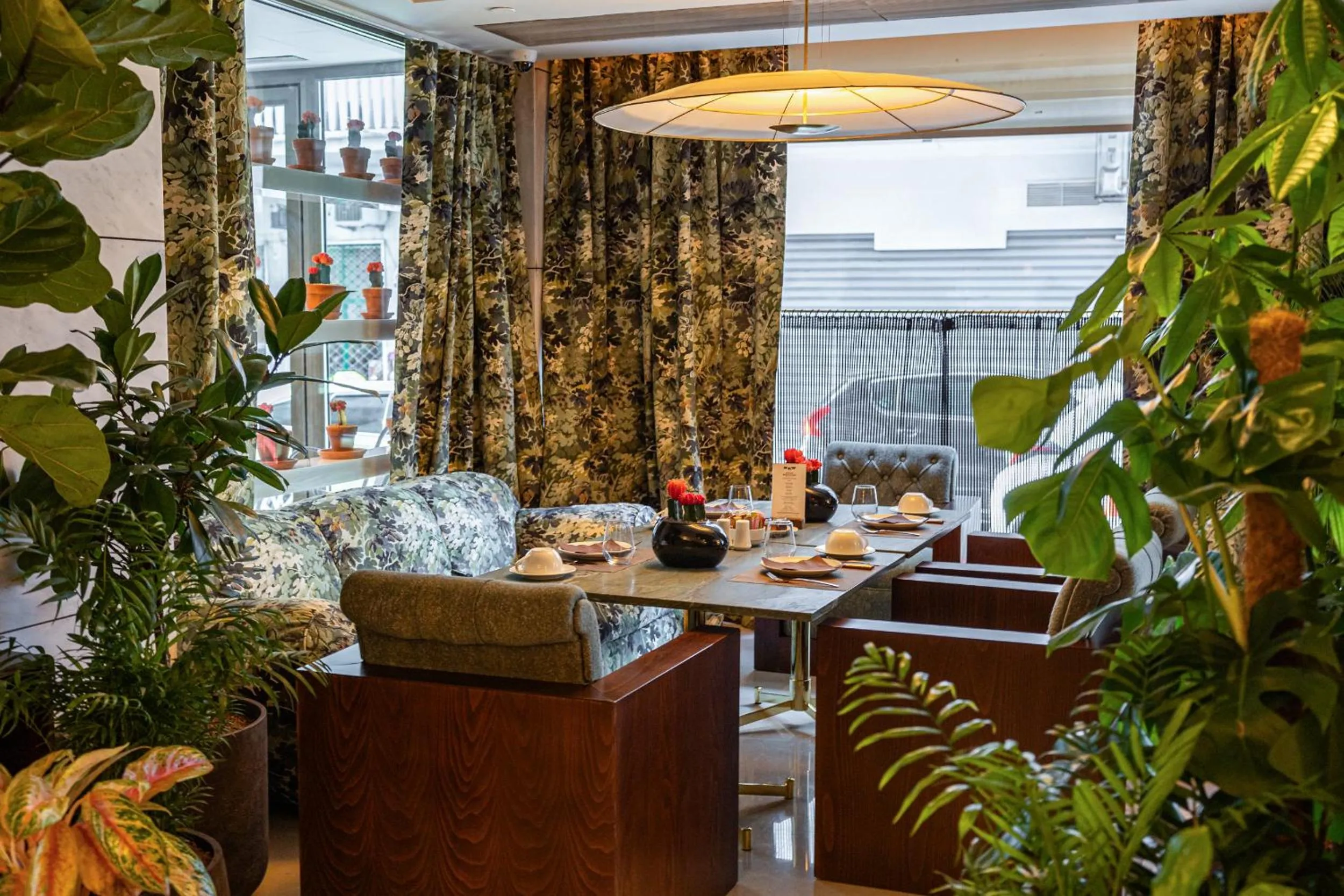 Restaurant/places to eat in New Hotel