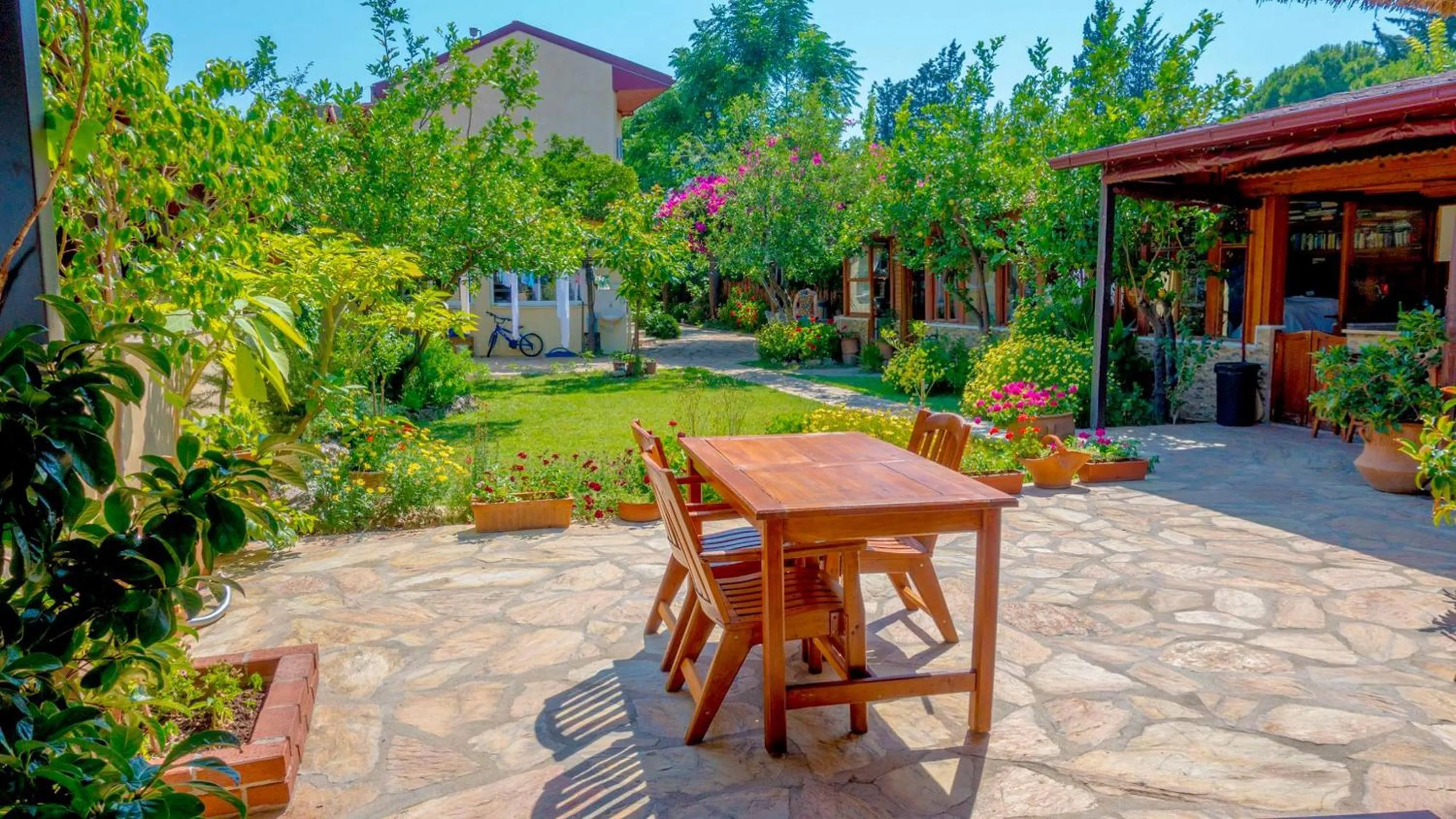 Garden in Dalyan Pension