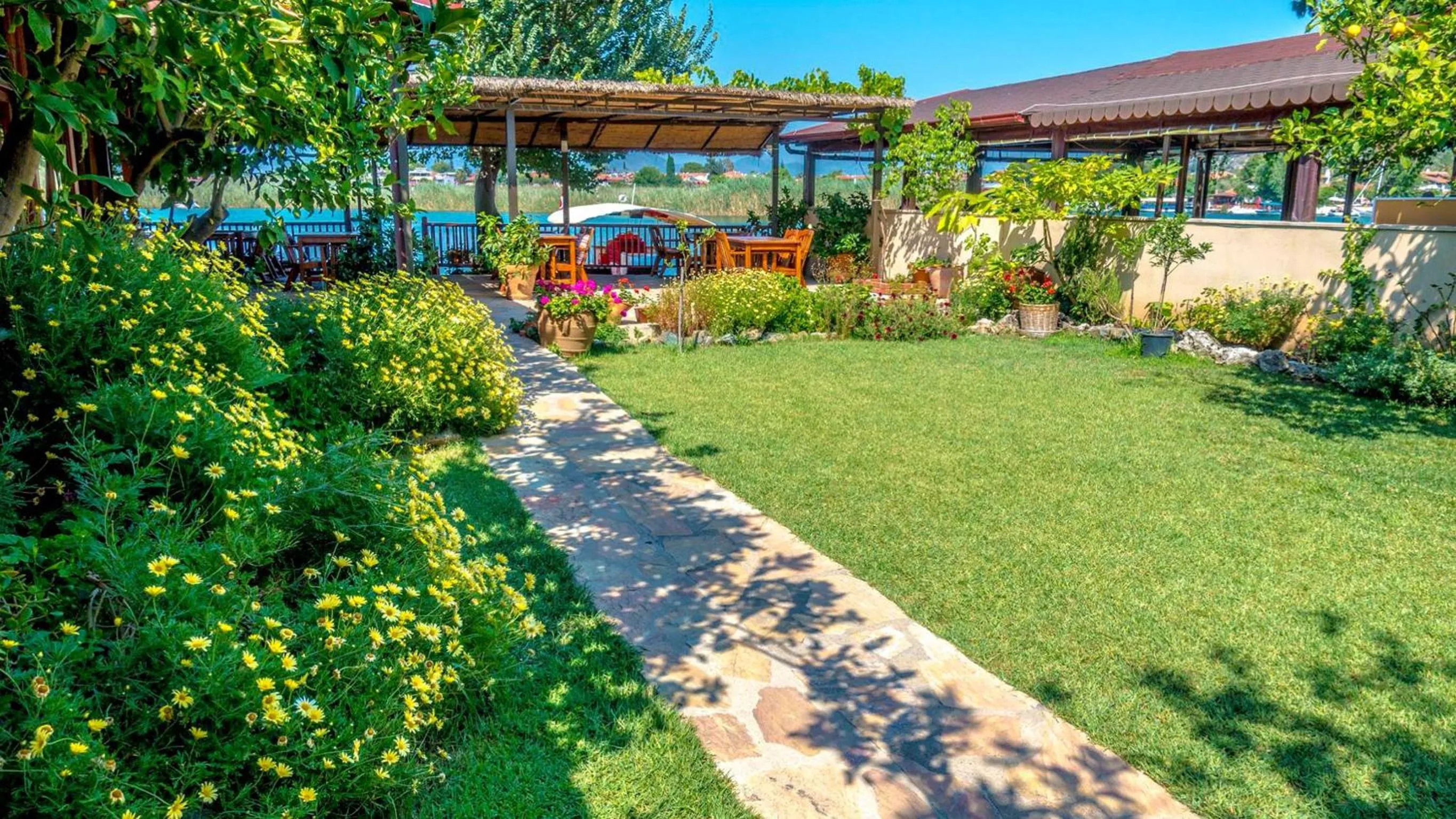 Garden in Dalyan Pension