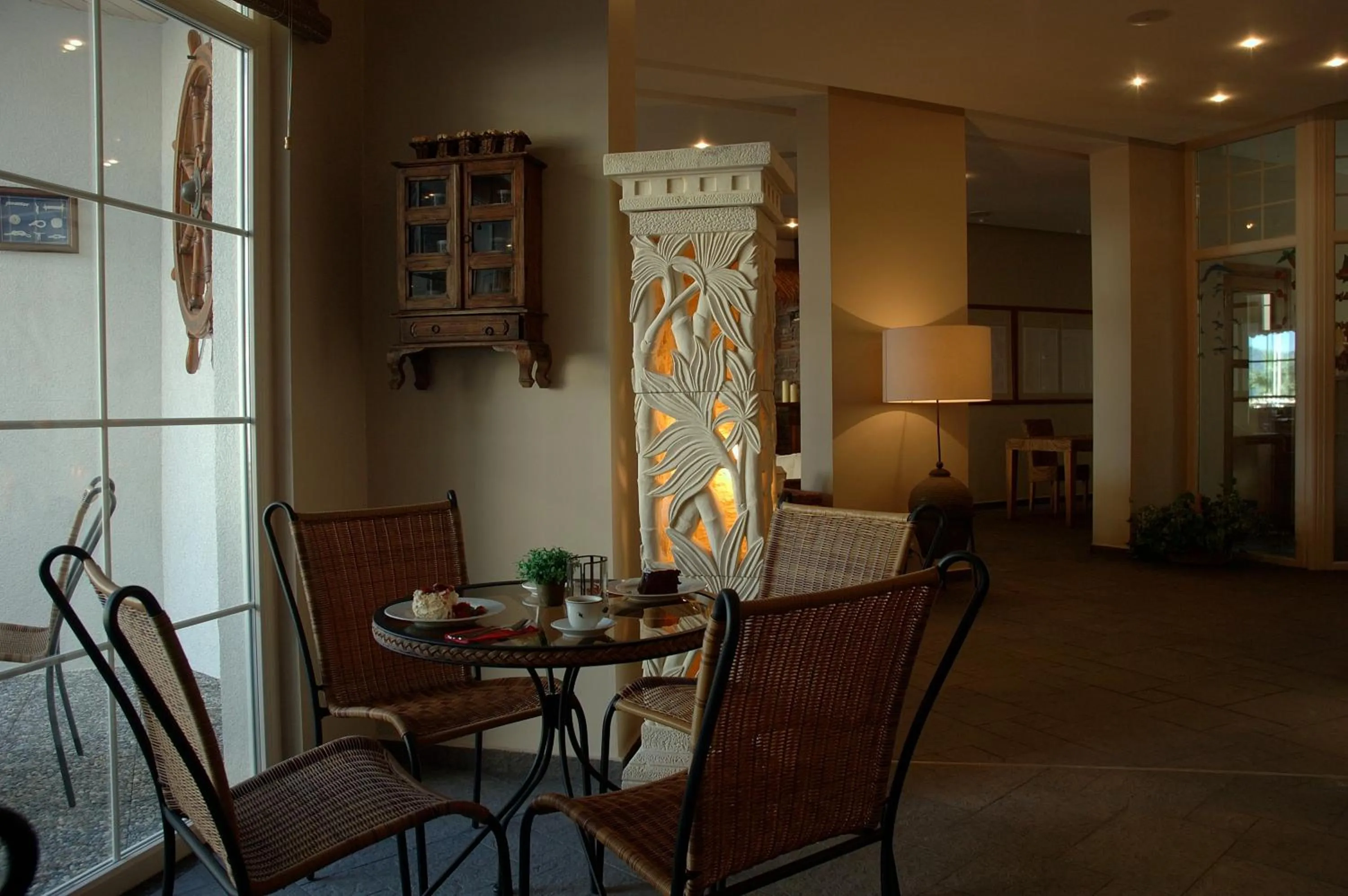 Restaurant/places to eat in Hawaii Hotel