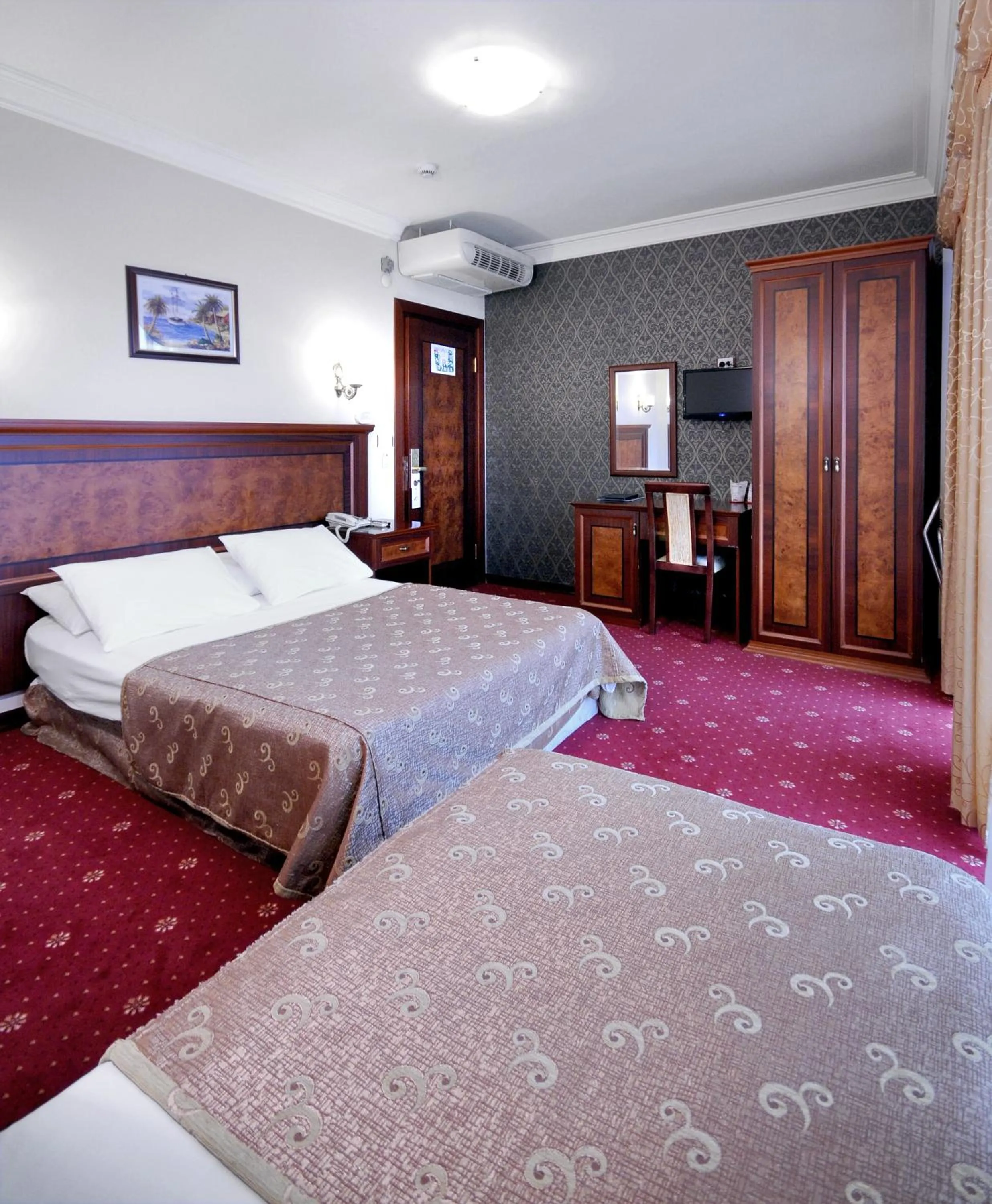 Photo of the whole room, Bed in Grand Eyuboglu Hotel