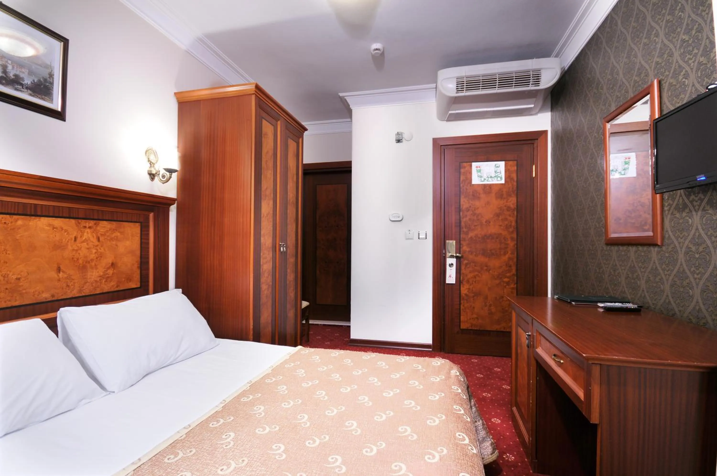 Photo of the whole room, Bed in Grand Eyuboglu Hotel