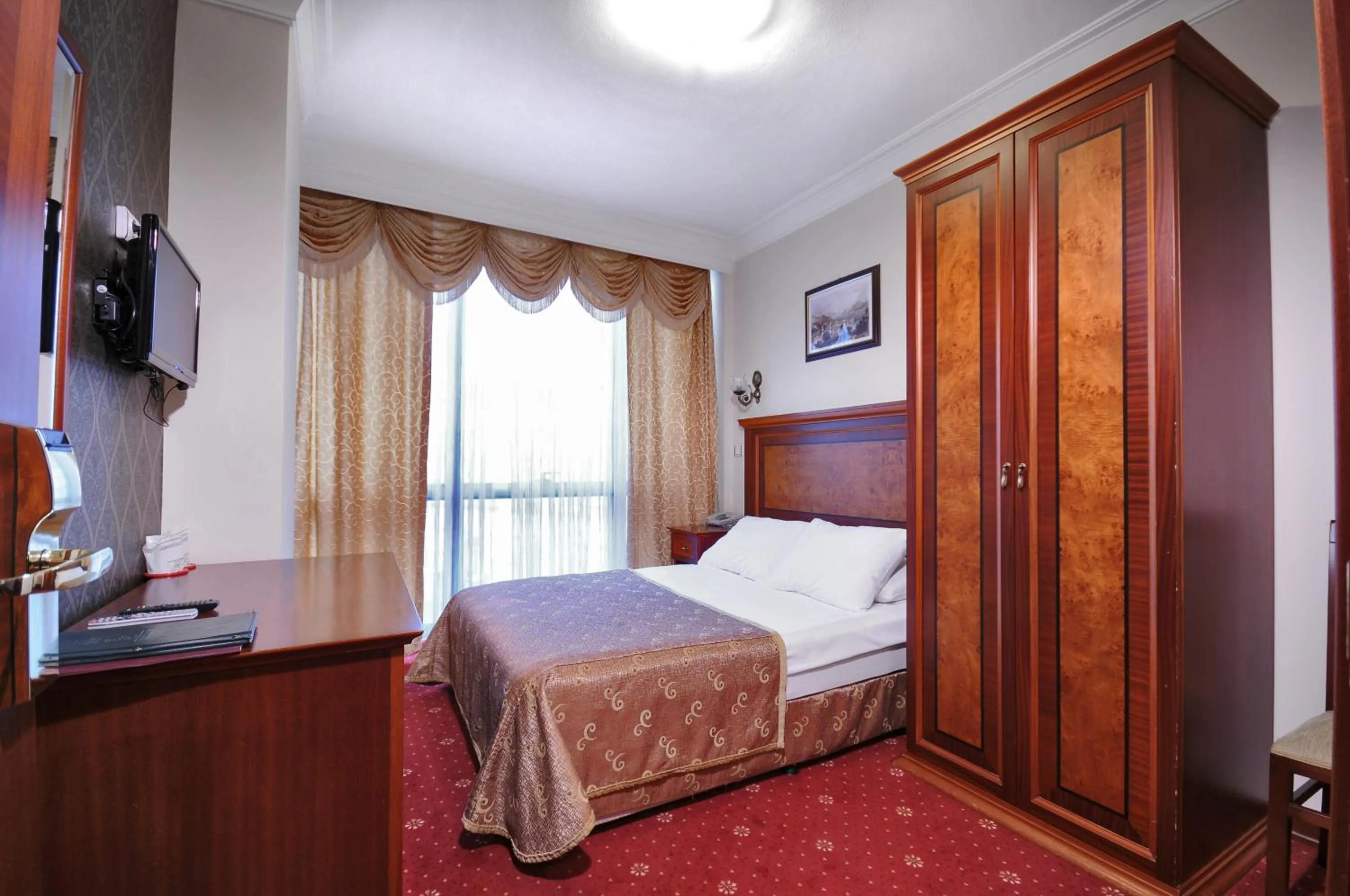 Photo of the whole room, Bed in Grand Eyuboglu Hotel