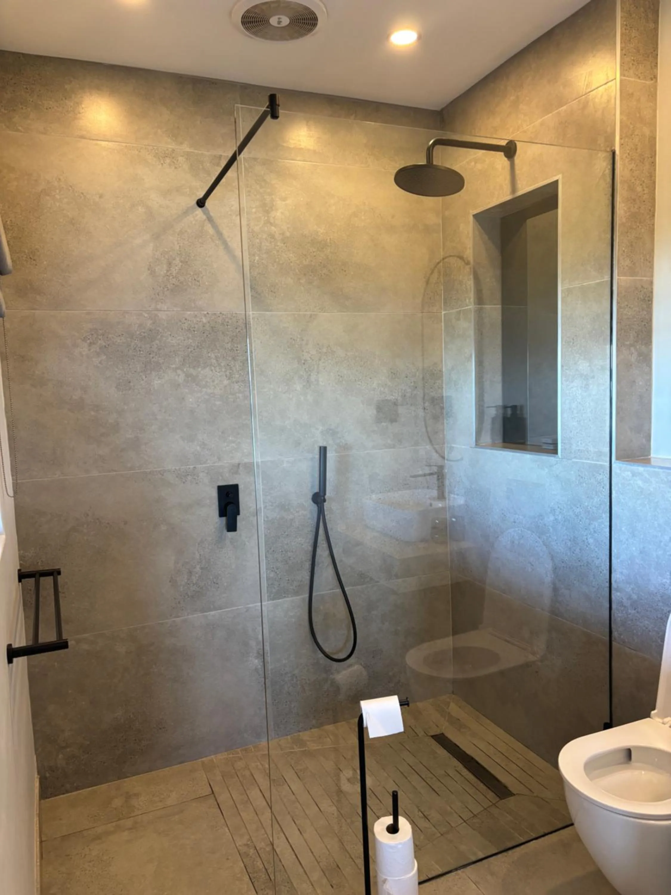 Shower in Dolphin Dunes Guesthouse