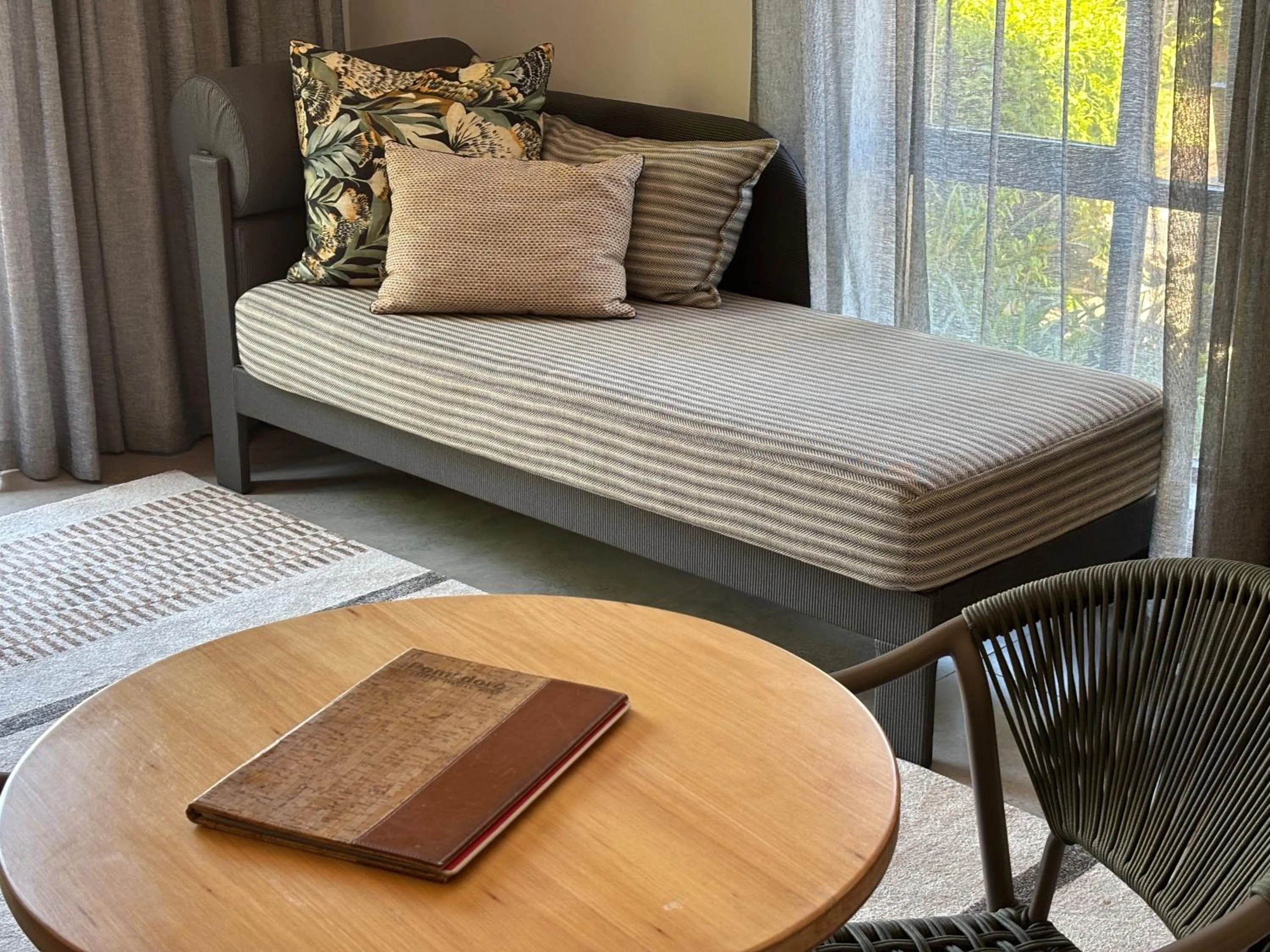 Living room, Bed in Dolphin Dunes Guesthouse