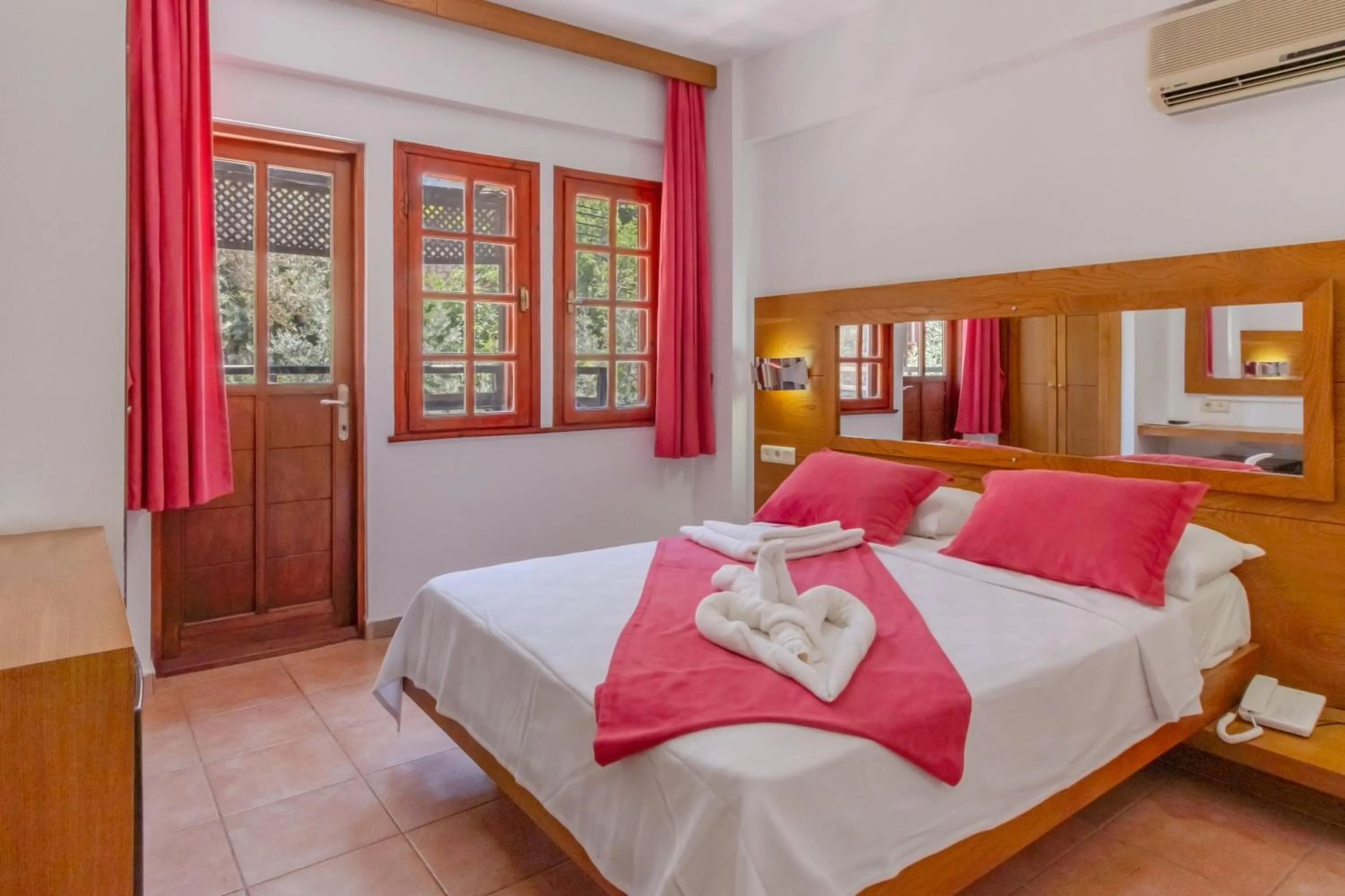 Photo of the whole room, Bed in Club Pink Palace Hotel