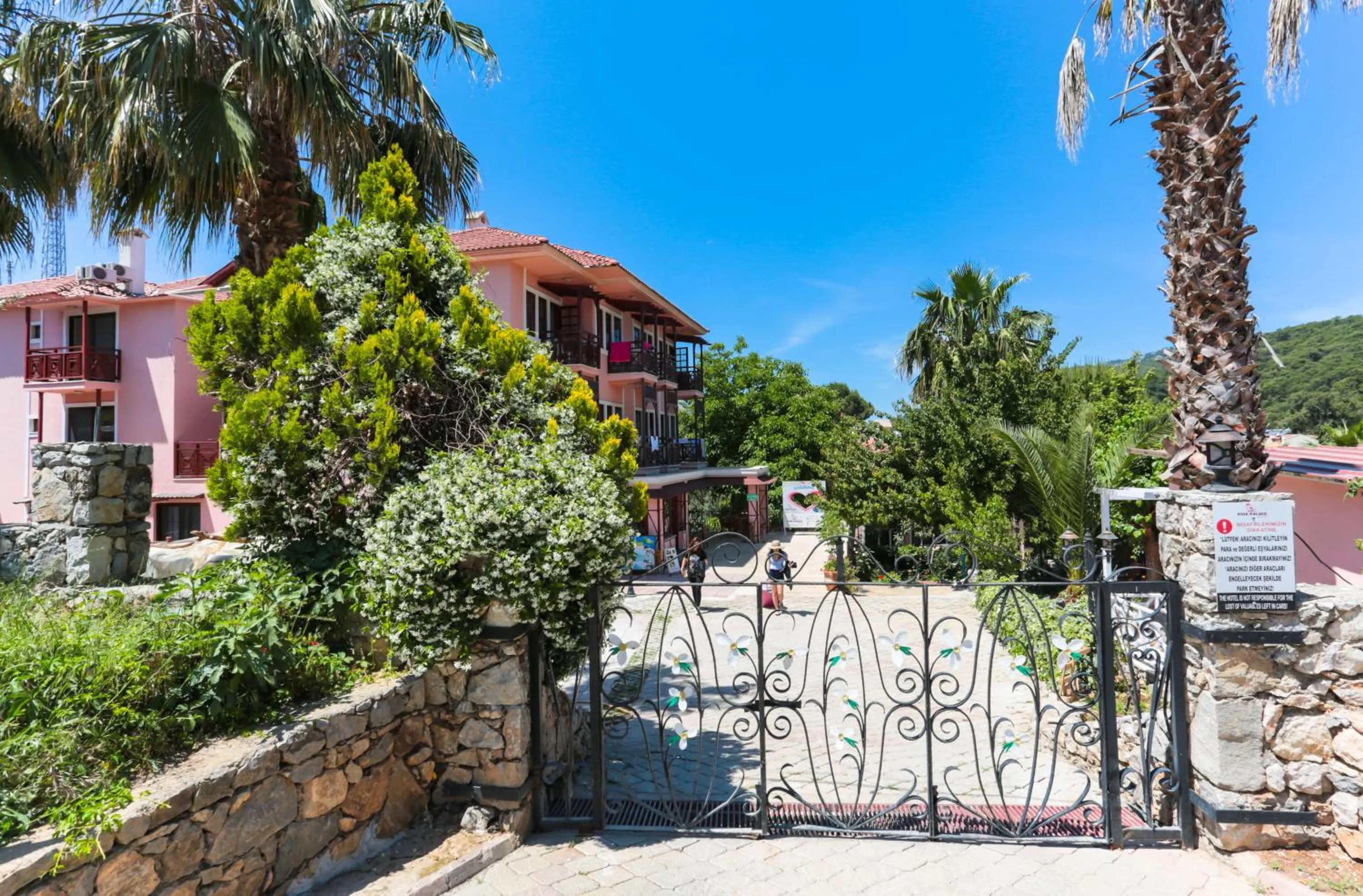 Patio in Club Pink Palace Hotel