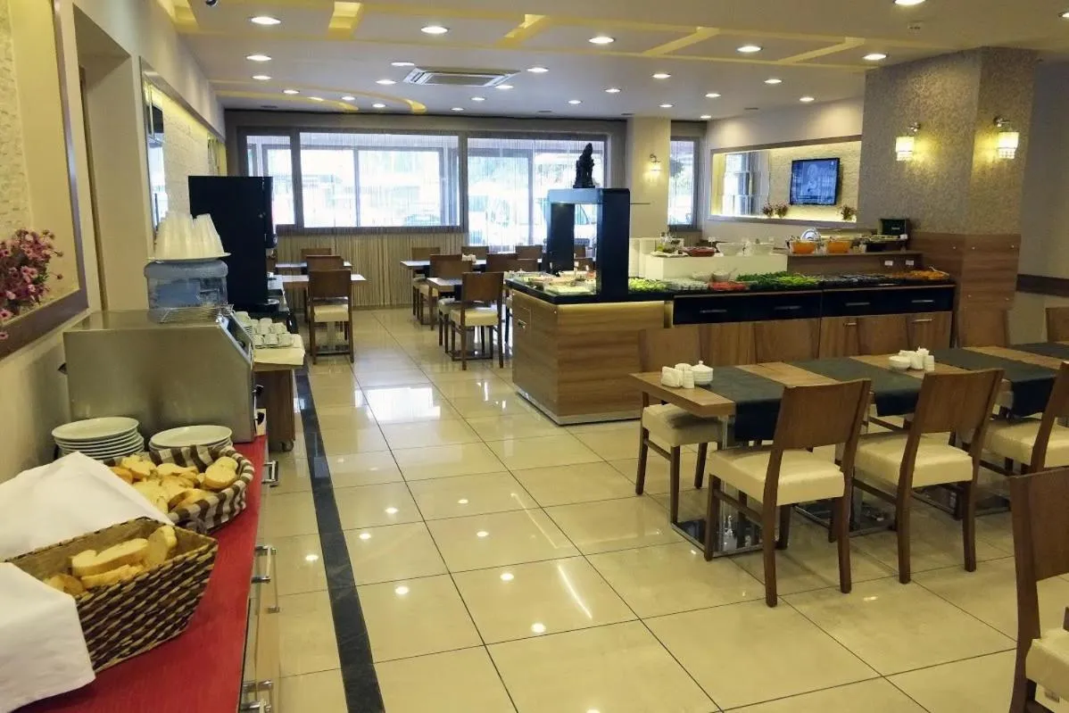Restaurant/places to eat in Hotel Helen Park