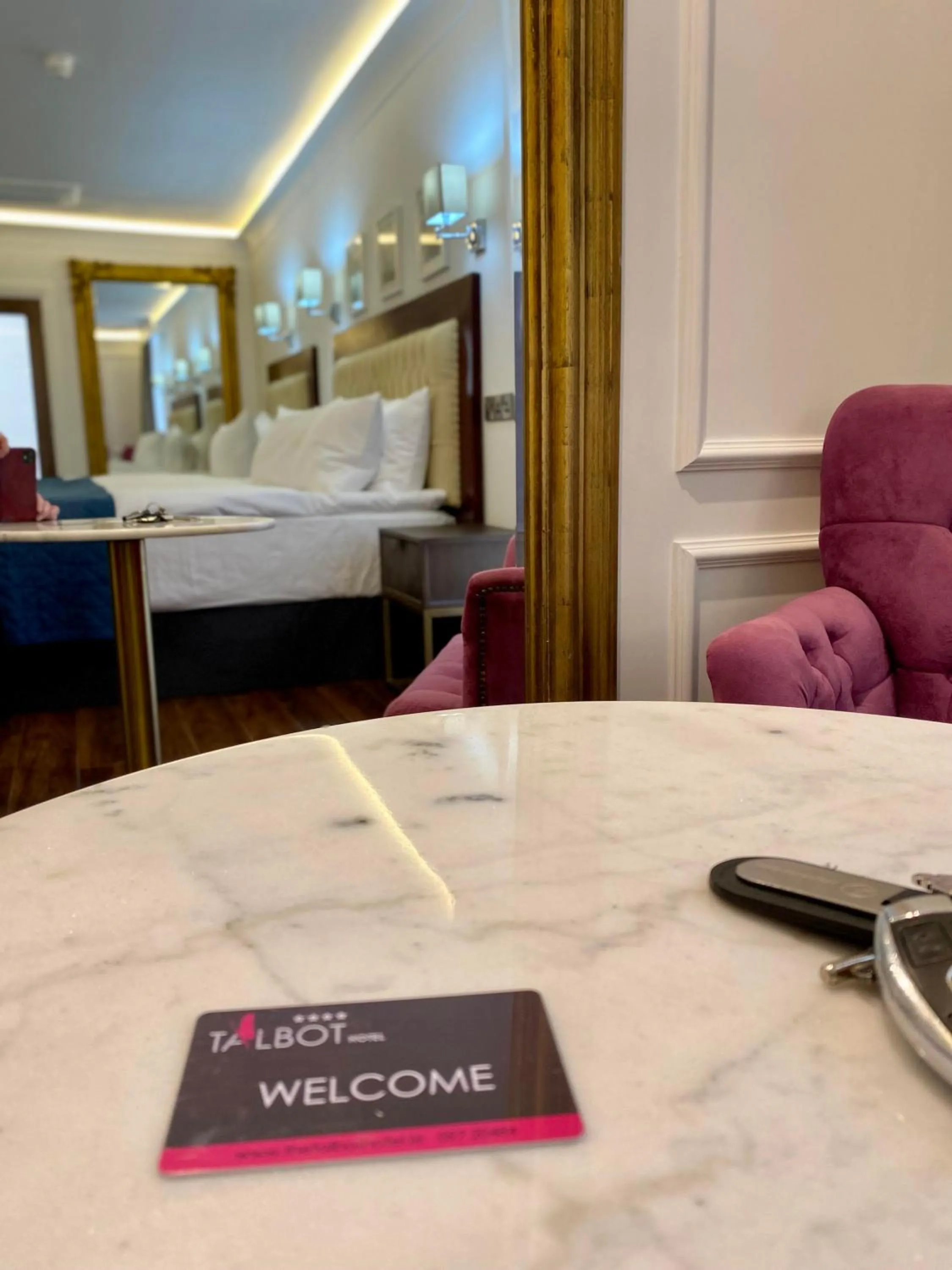 Seating area, Bed in The Talbot Hotel