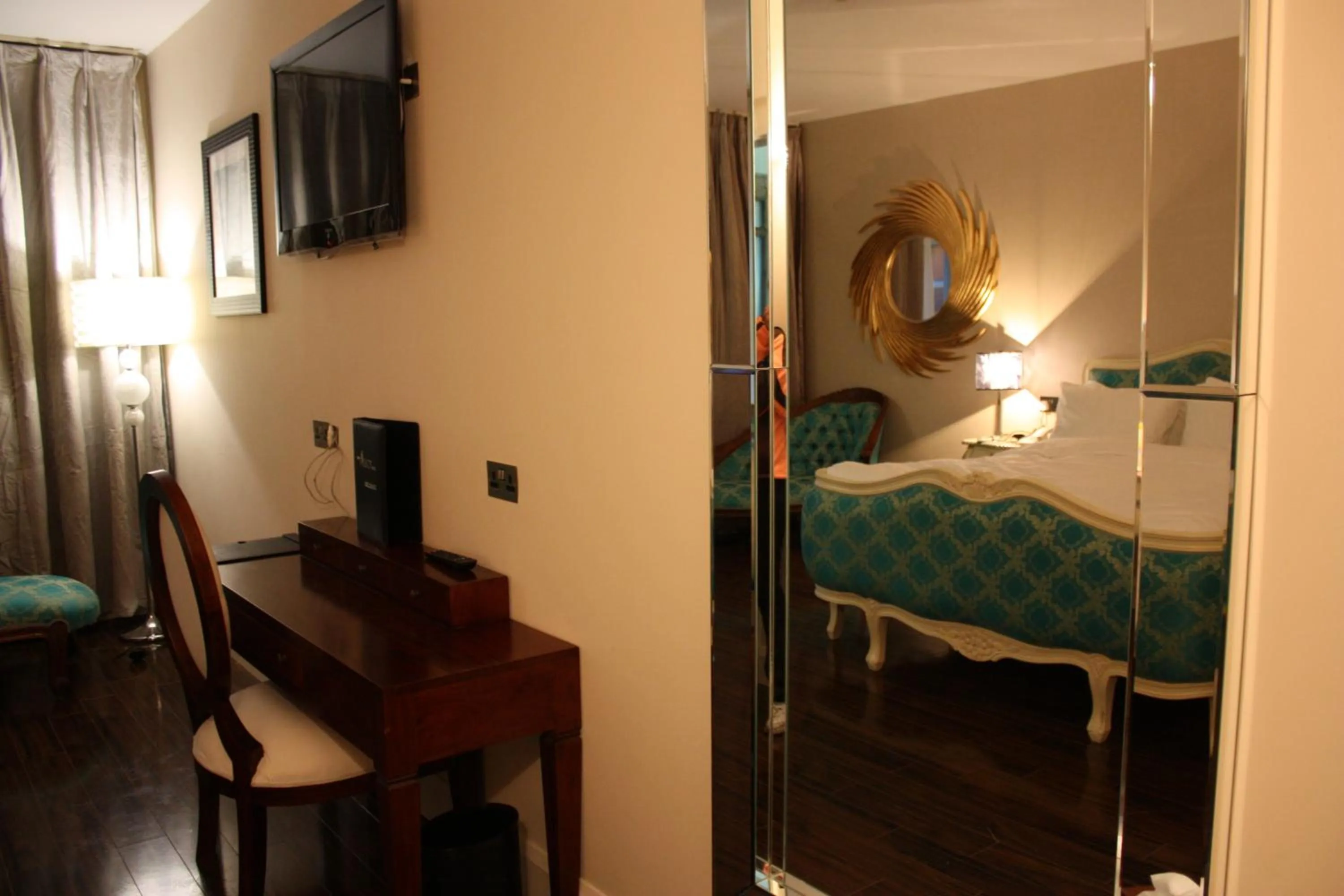 Bedroom, Bed in The Talbot Hotel