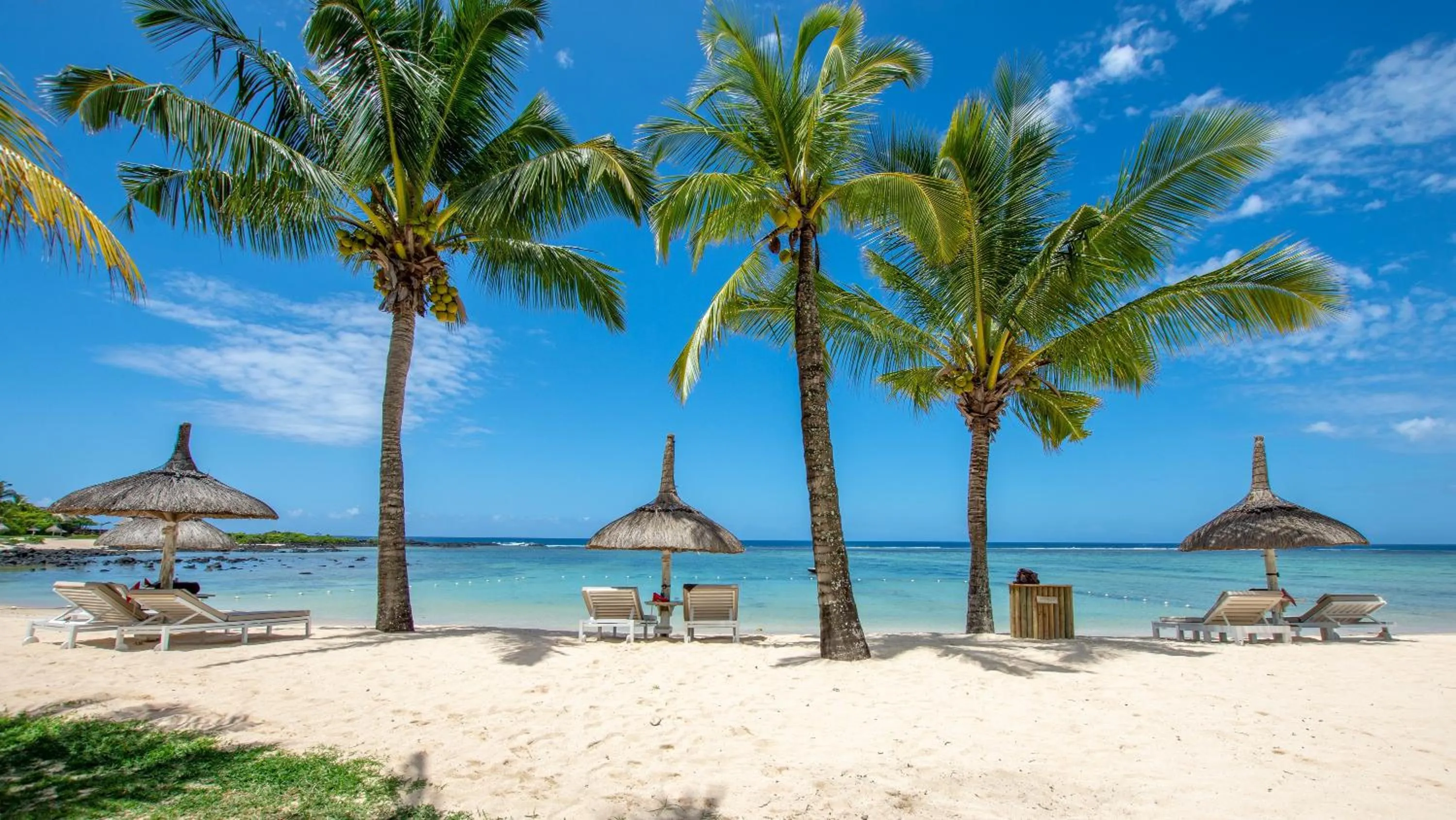 Beach in Shanti Maurice Resort & Spa