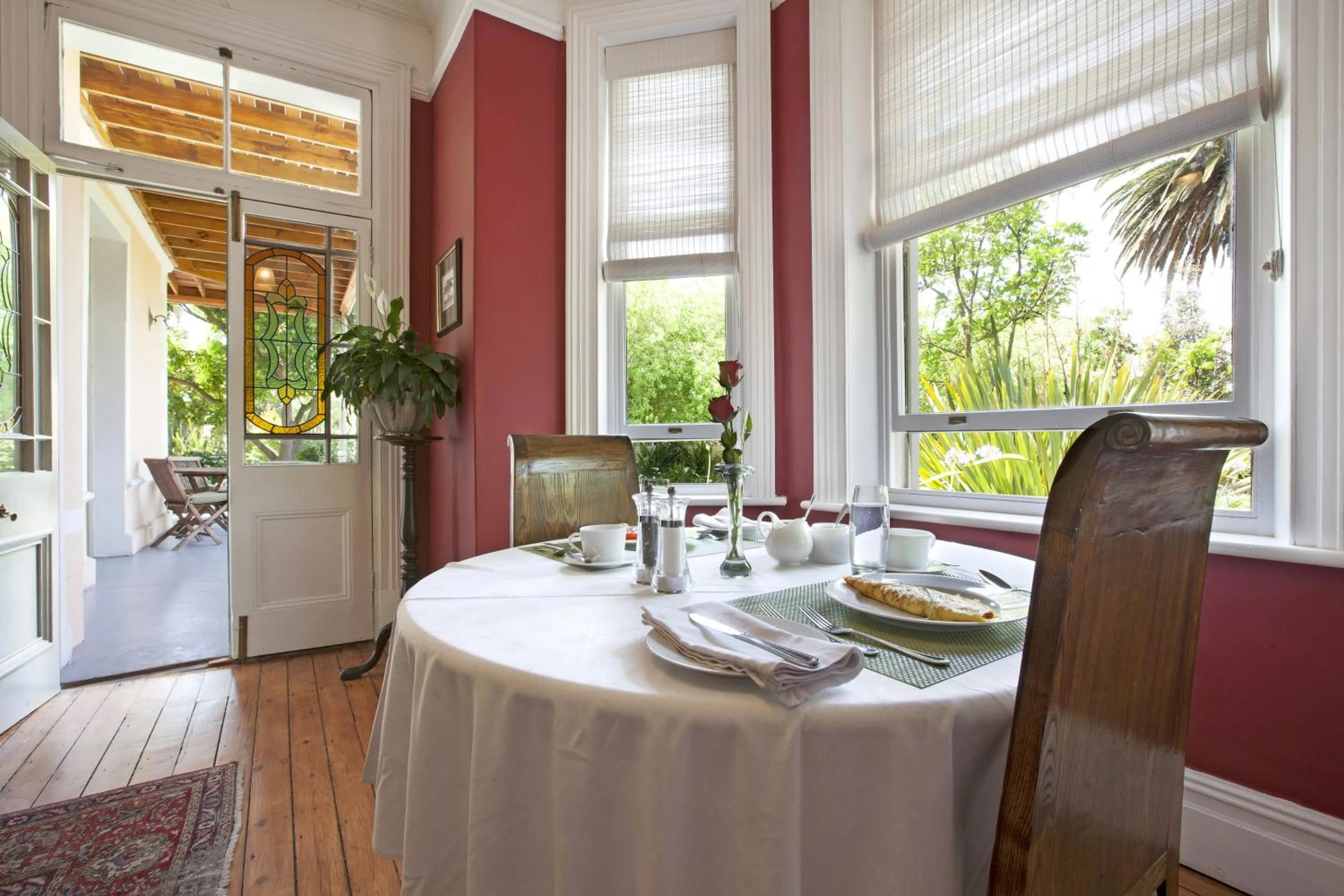 Restaurant/places to eat in Medindi Manor