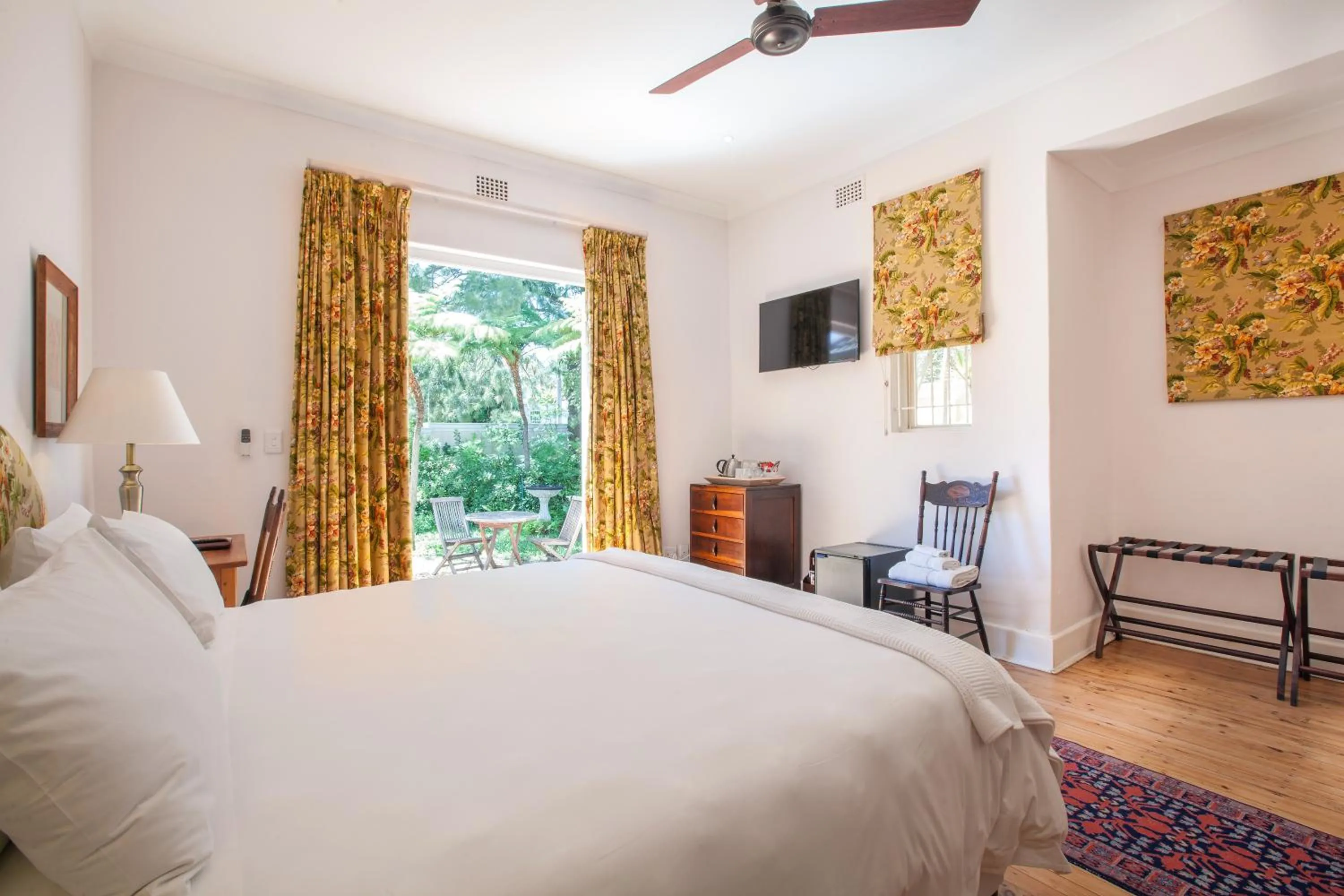 Photo of the whole room, Bed in Medindi Manor