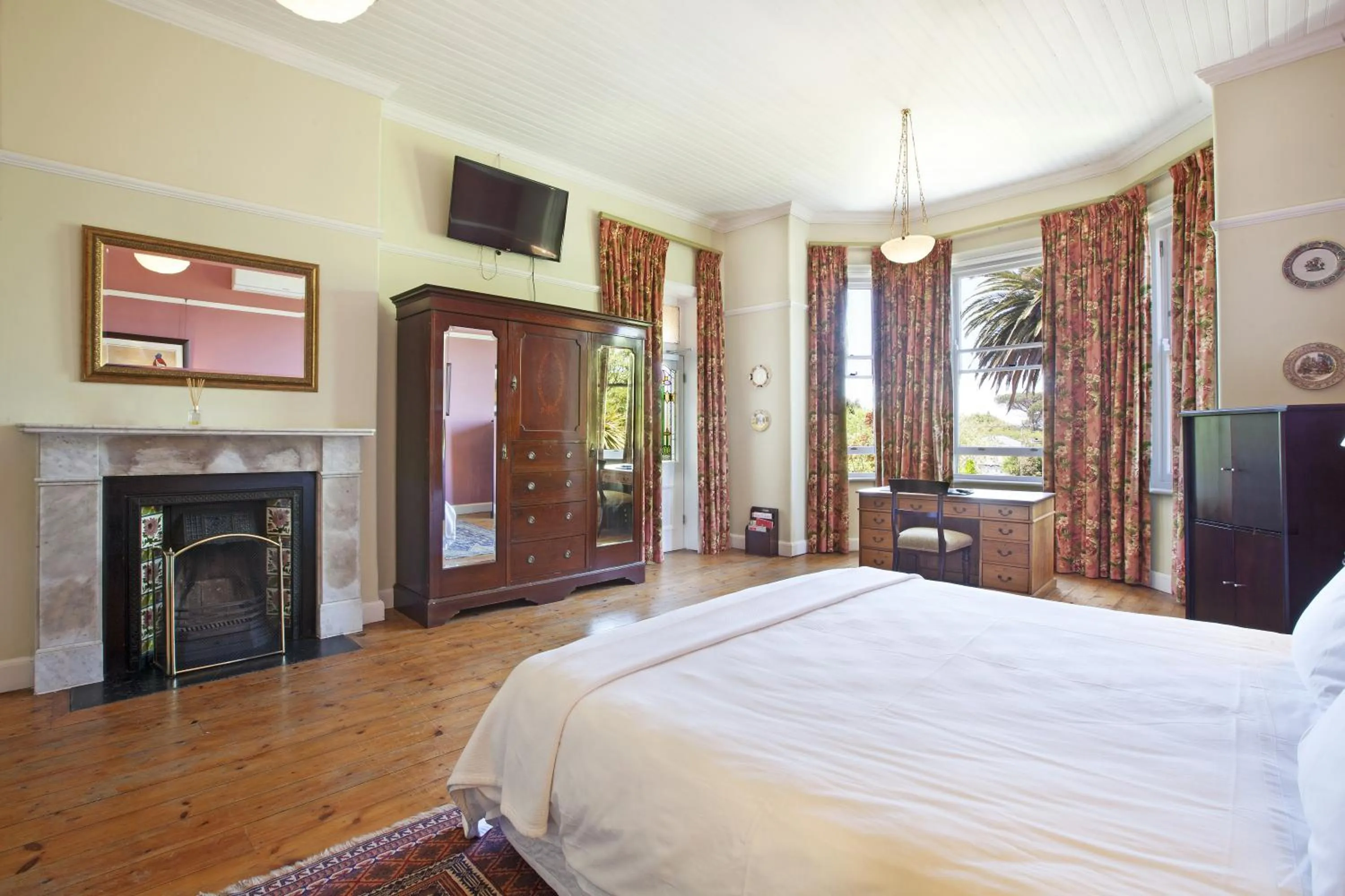 Photo of the whole room, Bed in Medindi Manor