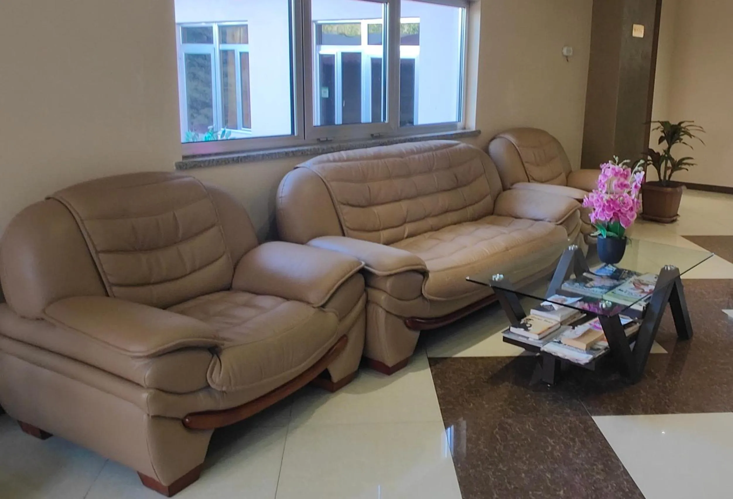 Communal lounge/ TV room in Areg Hotel