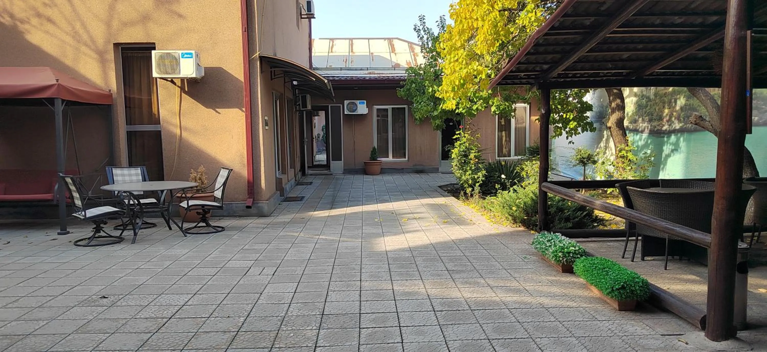 Area and facilities in Areg Hotel