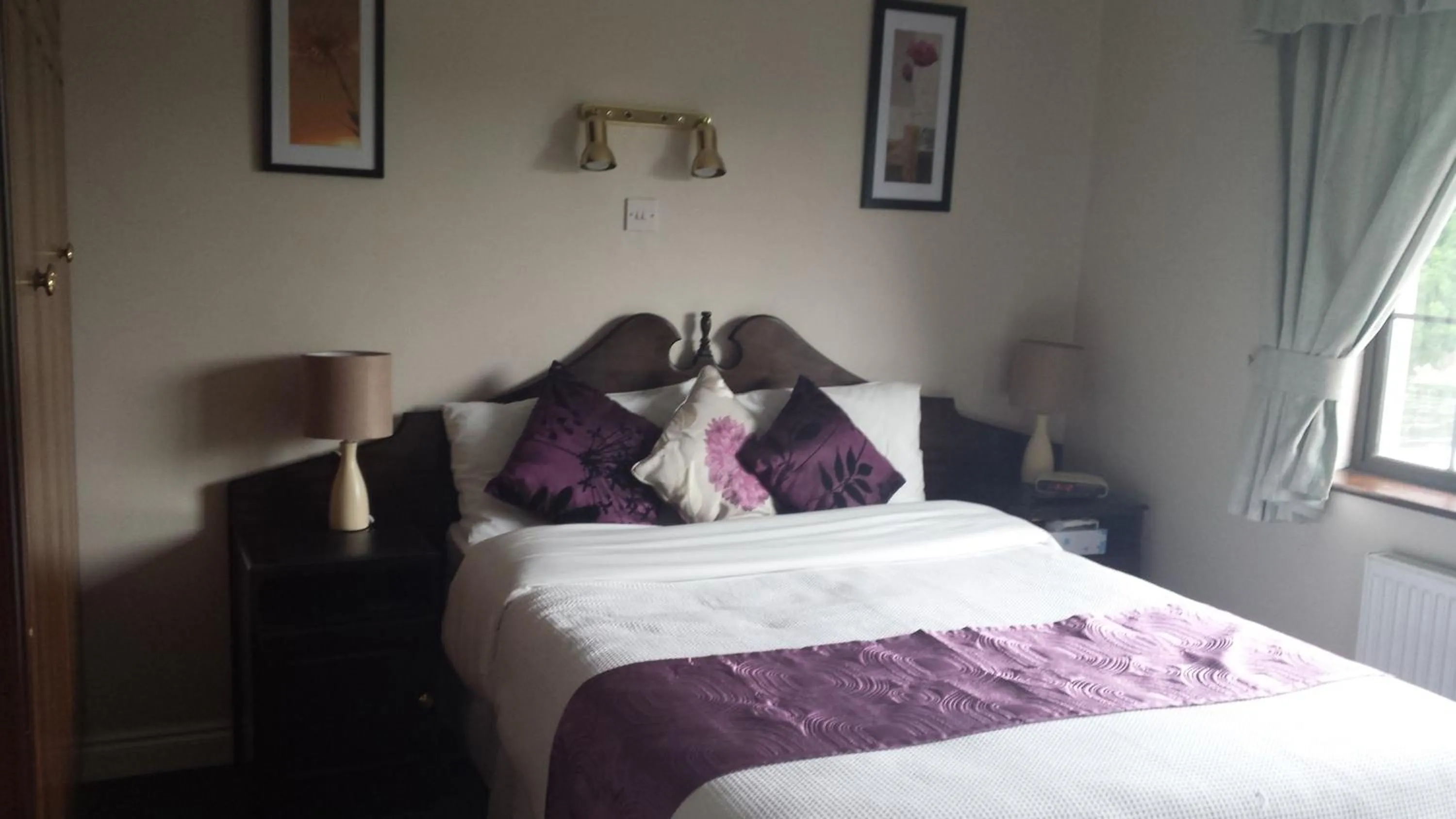 Bedroom, Bed in Riverview House