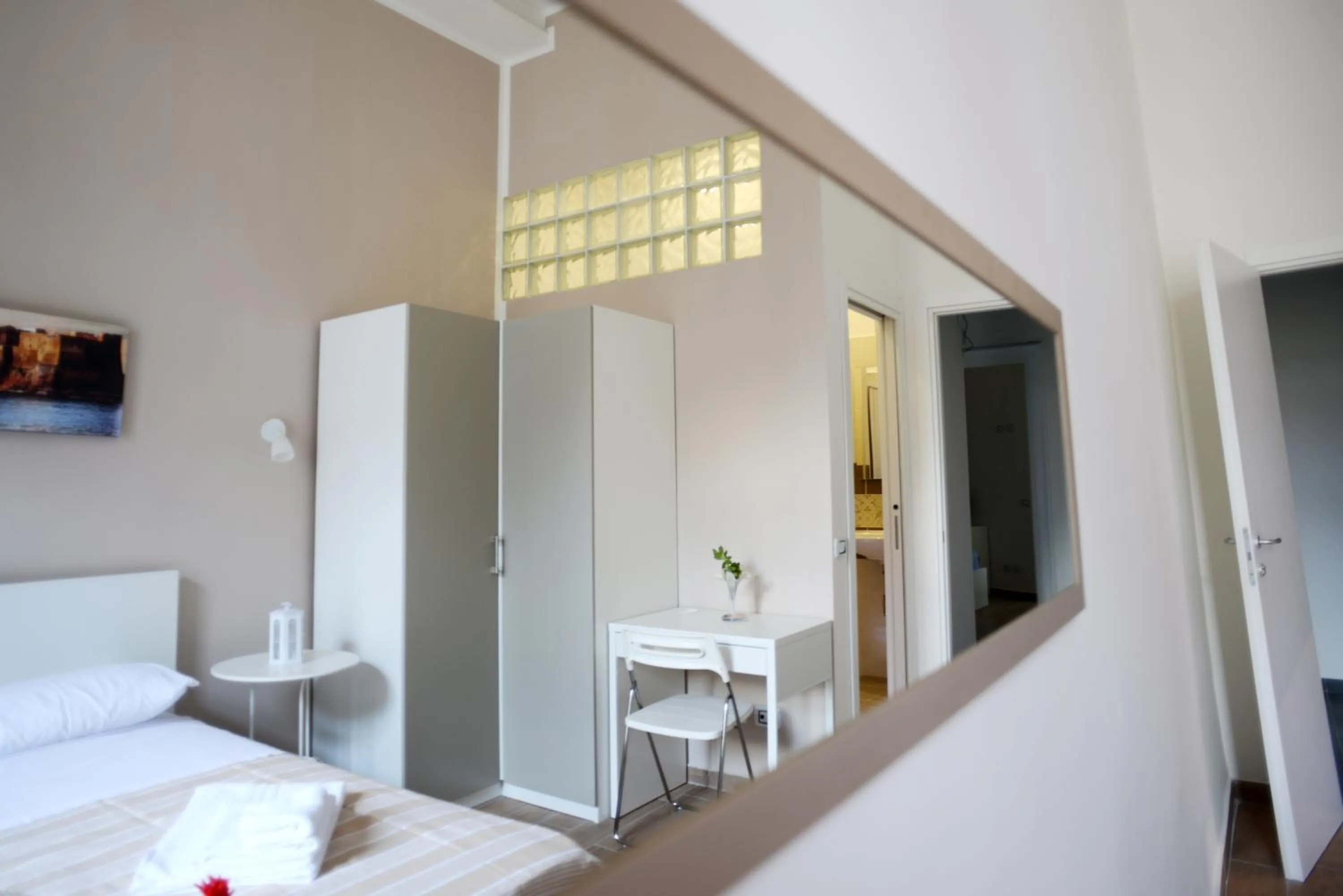 Photo of the whole room, Bed in Vic Street B&B