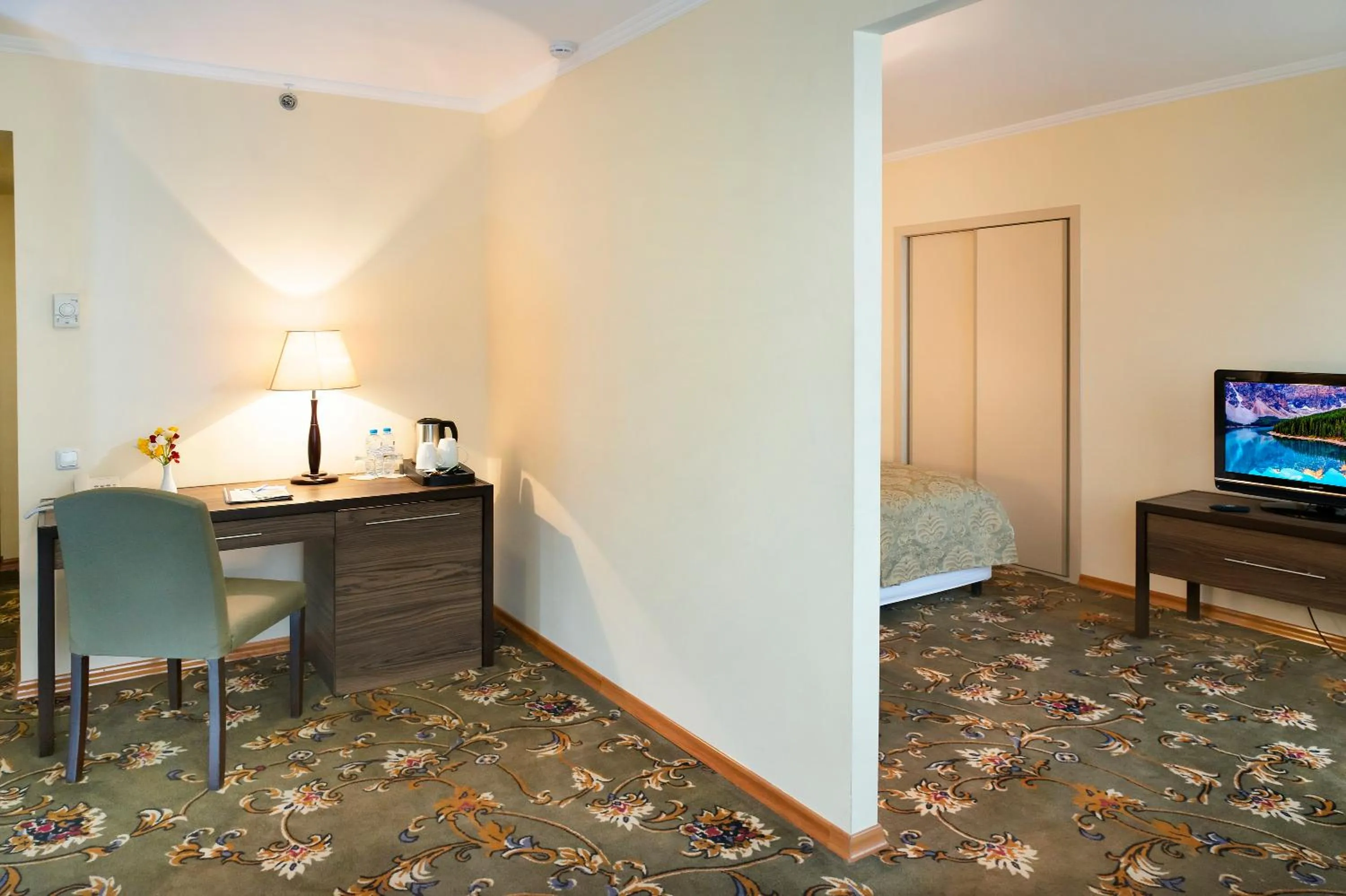 Business facilities, Bed in Ani Plaza Hotel