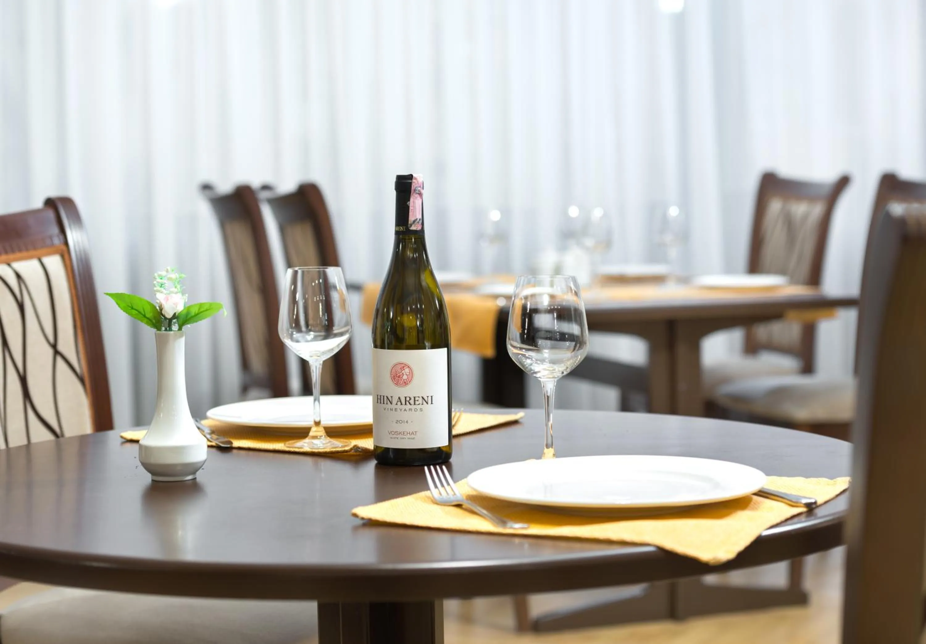 Restaurant/places to eat in Ani Plaza Hotel