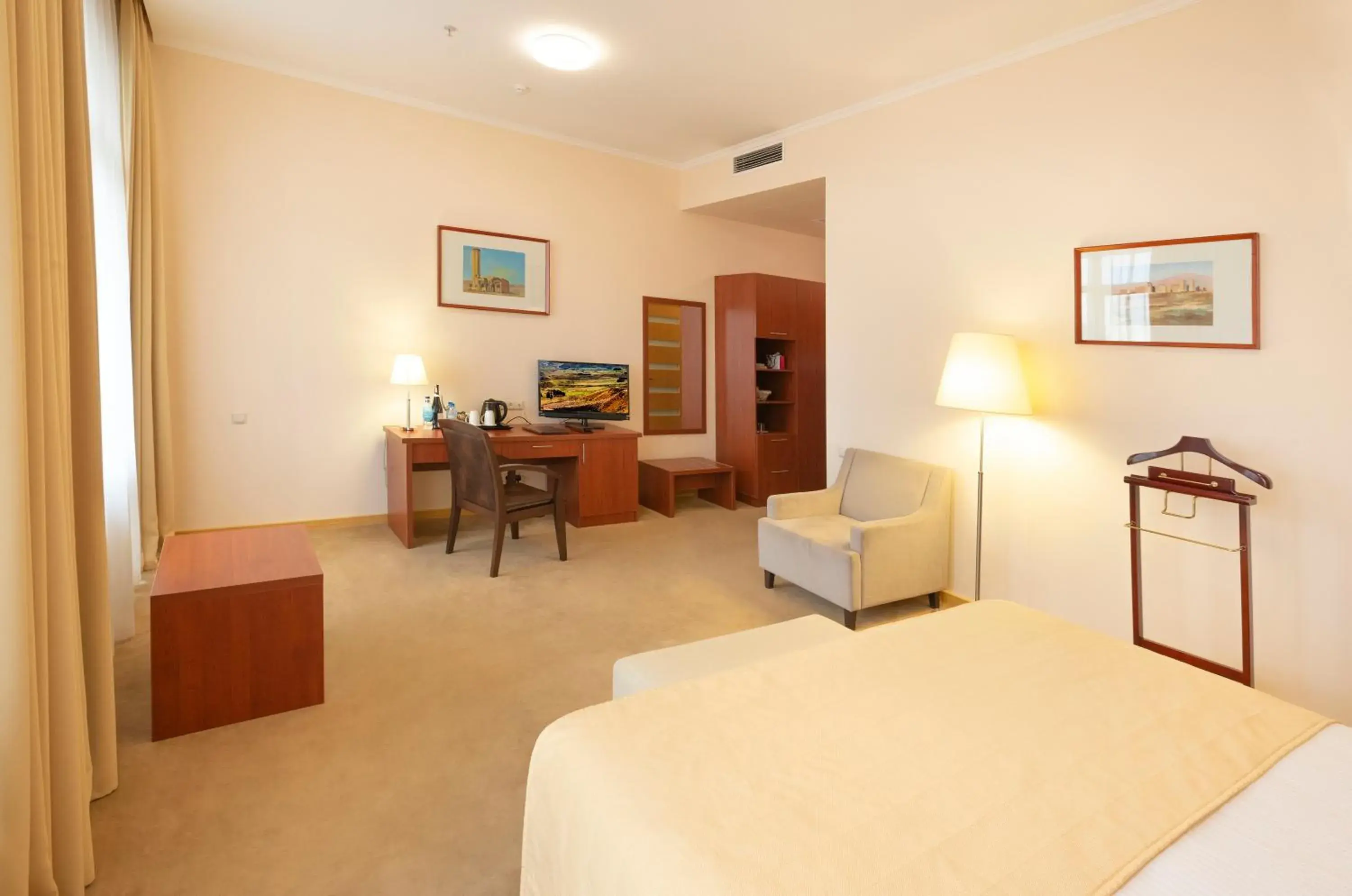 Photo of the whole room, Bed in Ani Plaza Hotel Photo of the whole room, Bed in Ani Plaza Hotel