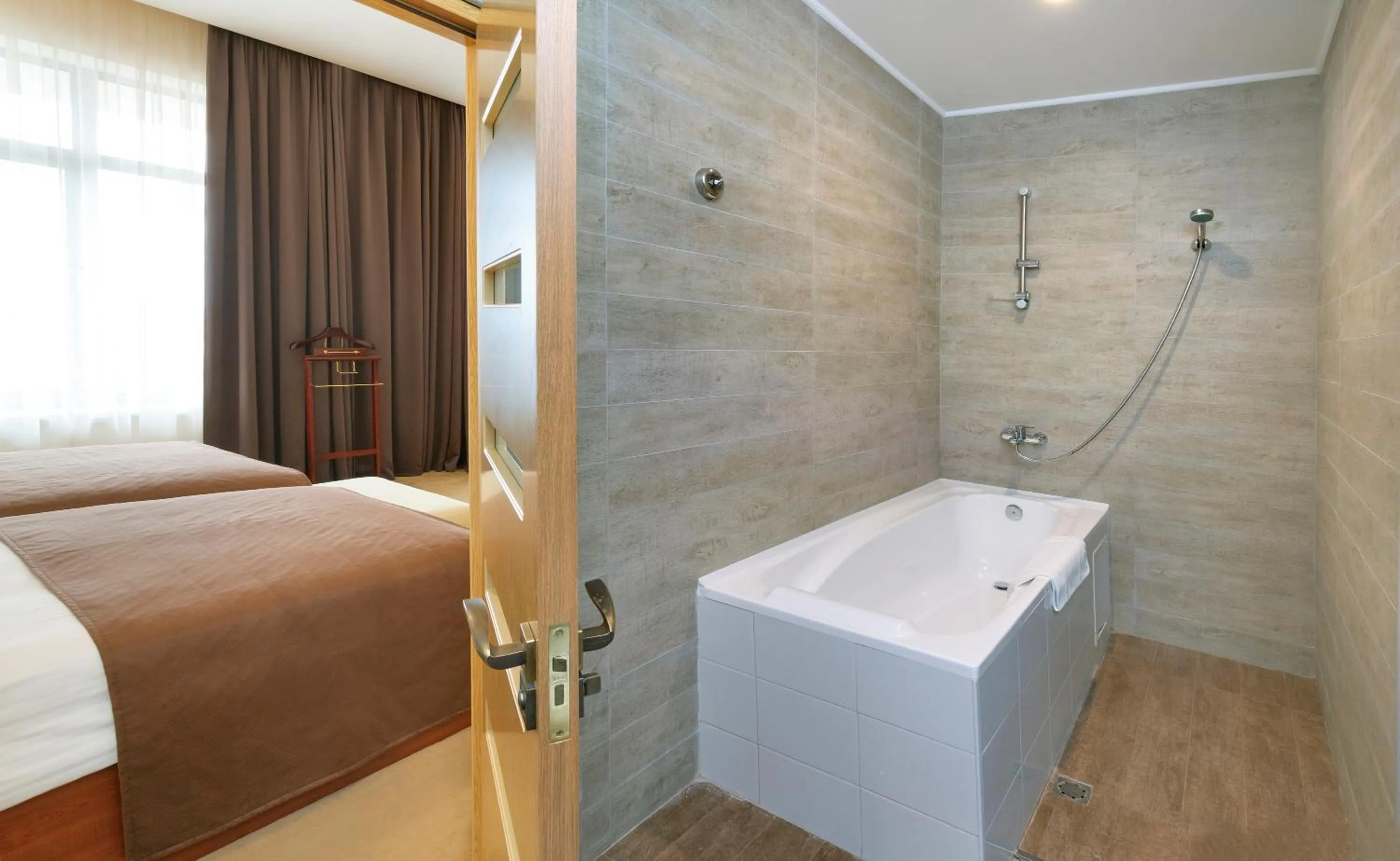 Bathroom, Bed in Ani Plaza Hotel