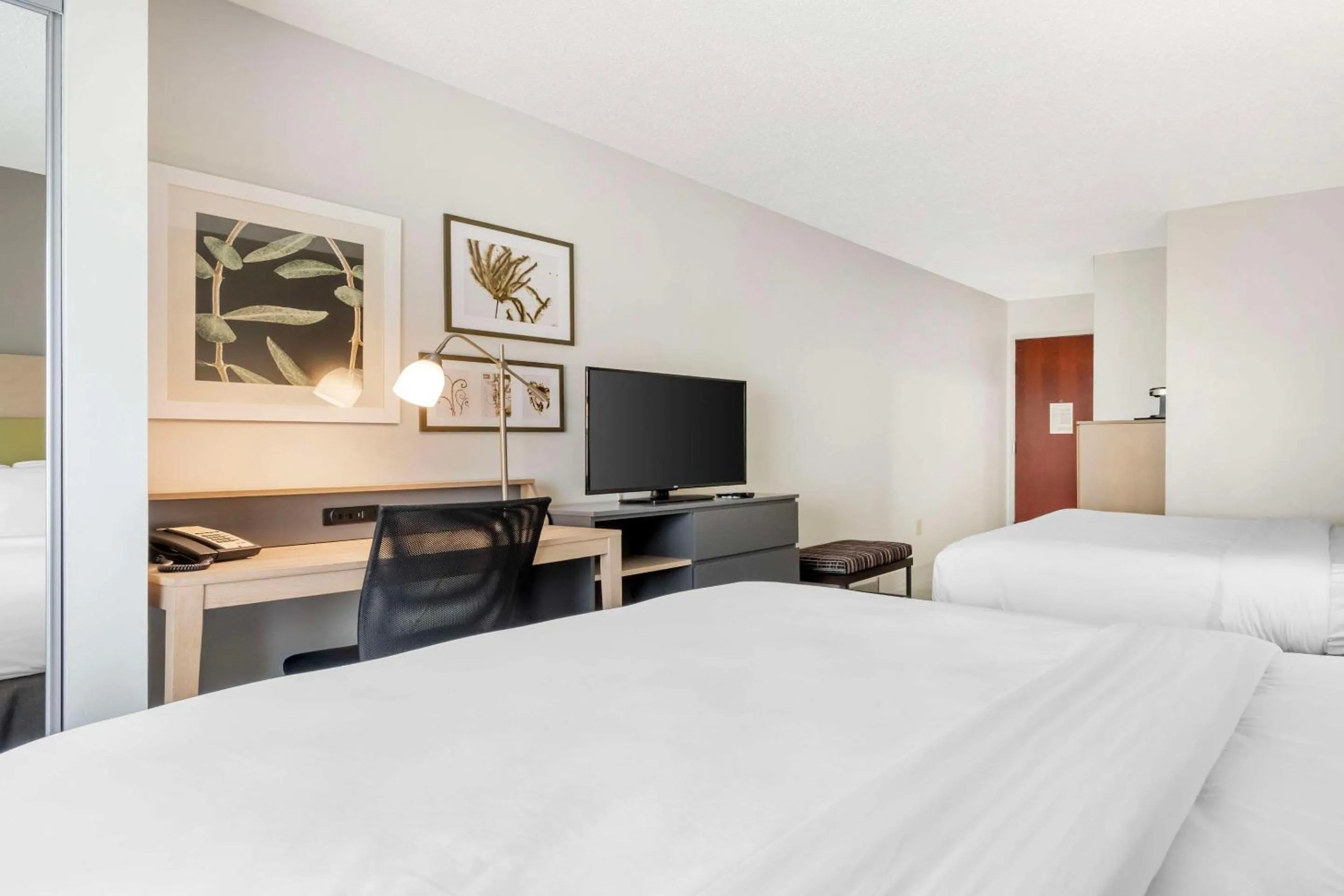 Bed in Country Inn & Suites by Radisson, Dayton South, OH