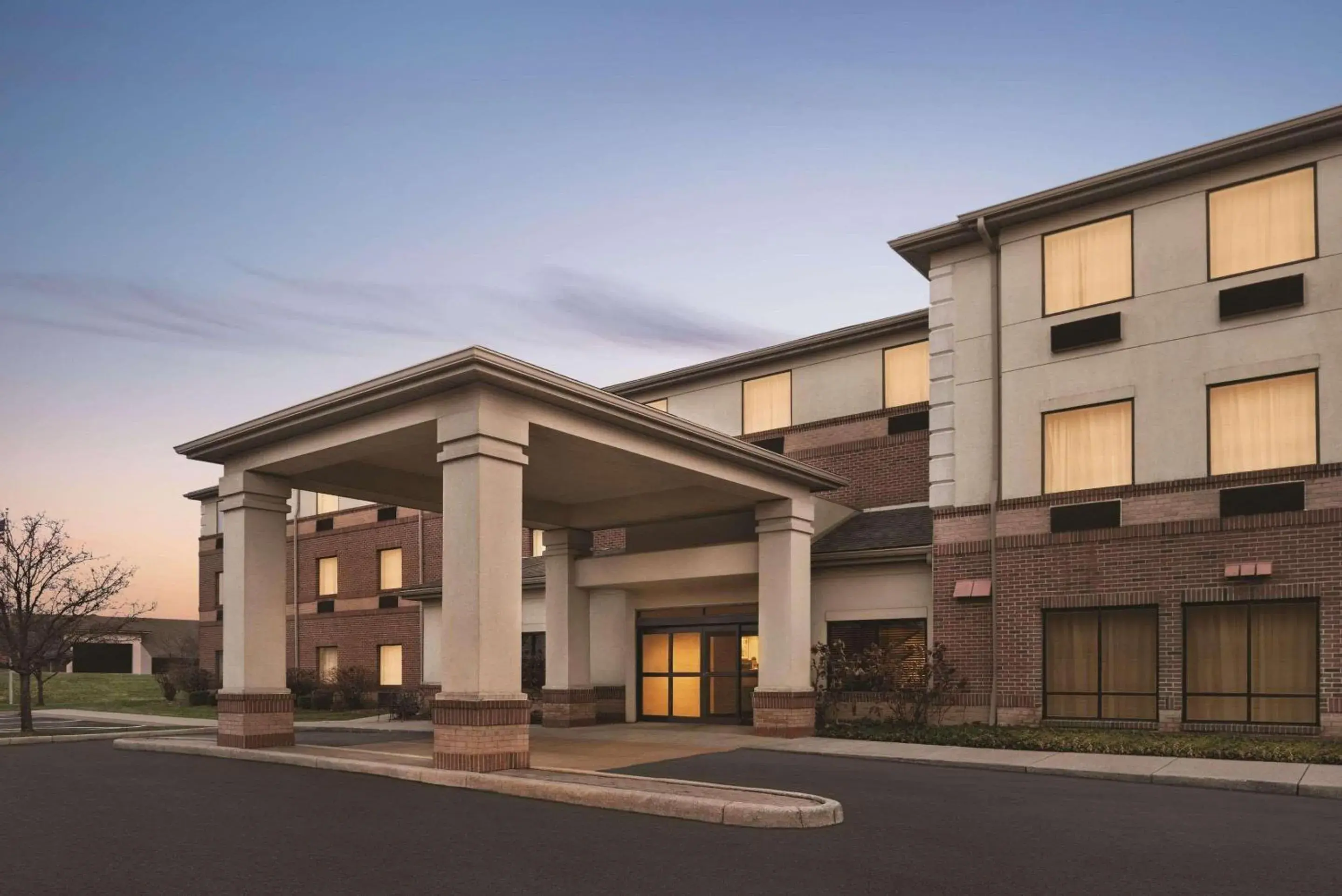 Property building in Country Inn & Suites by Radisson, Dayton South, OH Property building in Country Inn & Suites by Radisson, Dayton South, OH