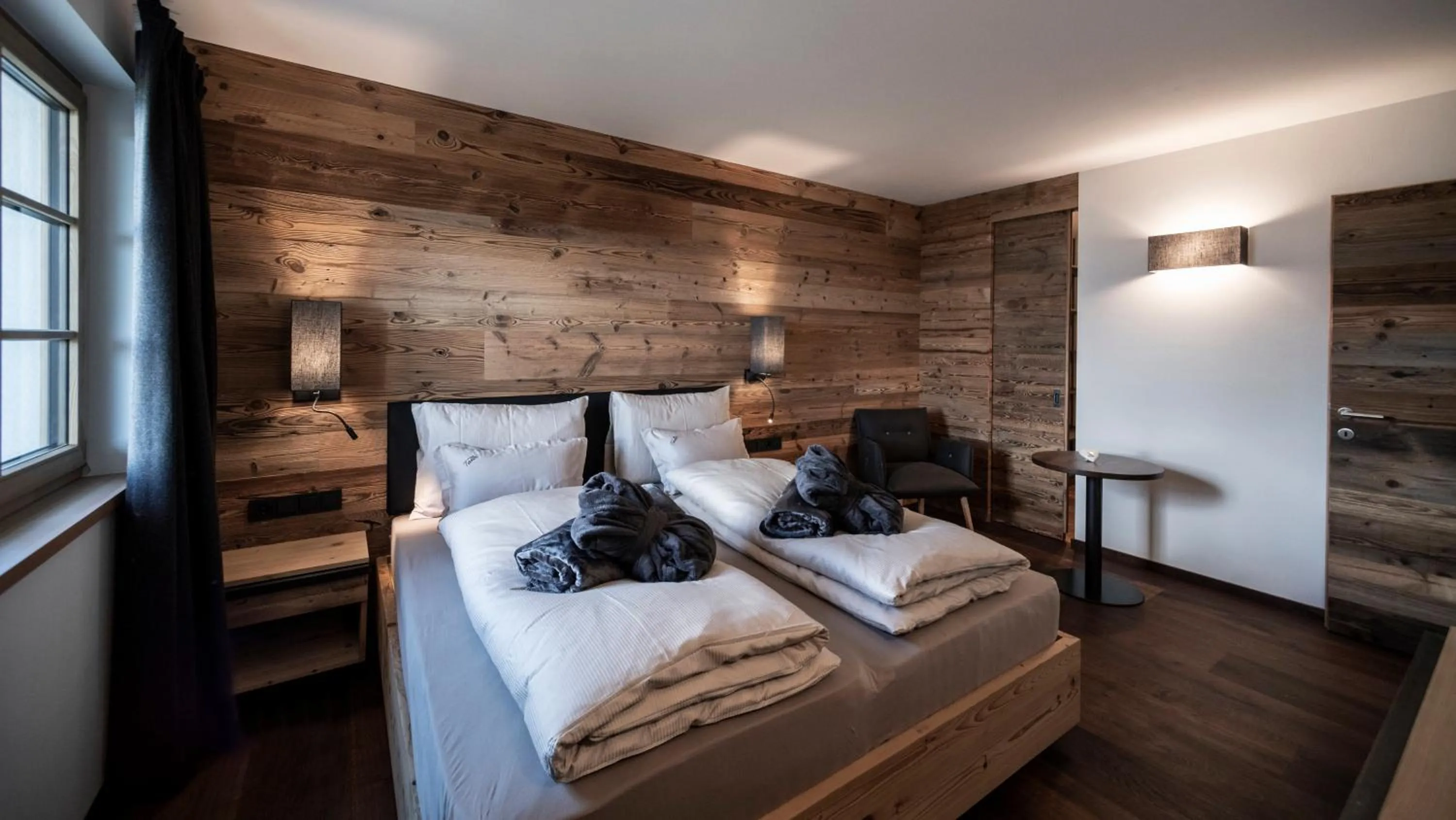 Photo of the whole room, Bed in Taser Alm