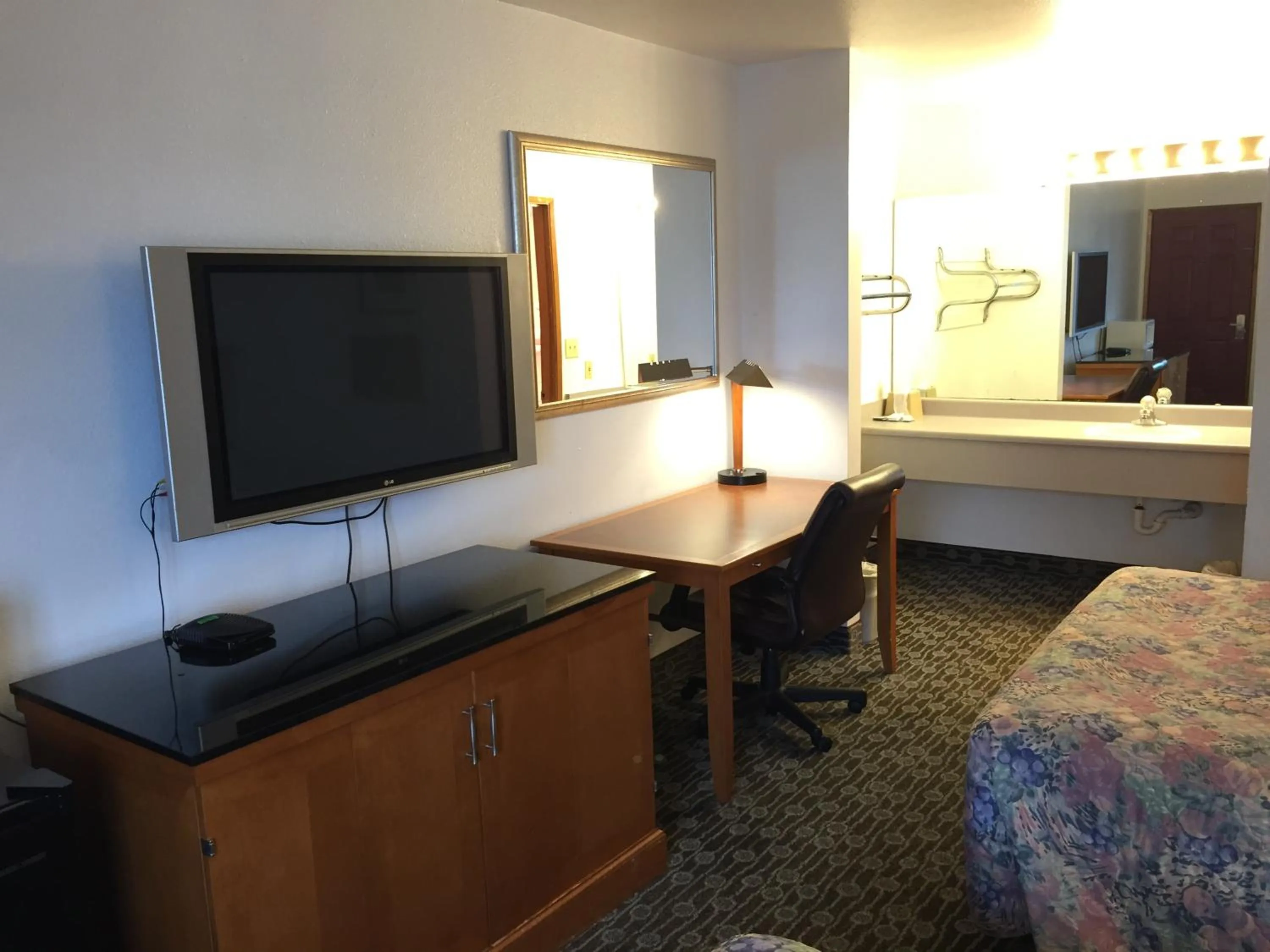 TV and multimedia in Sunshine Motel