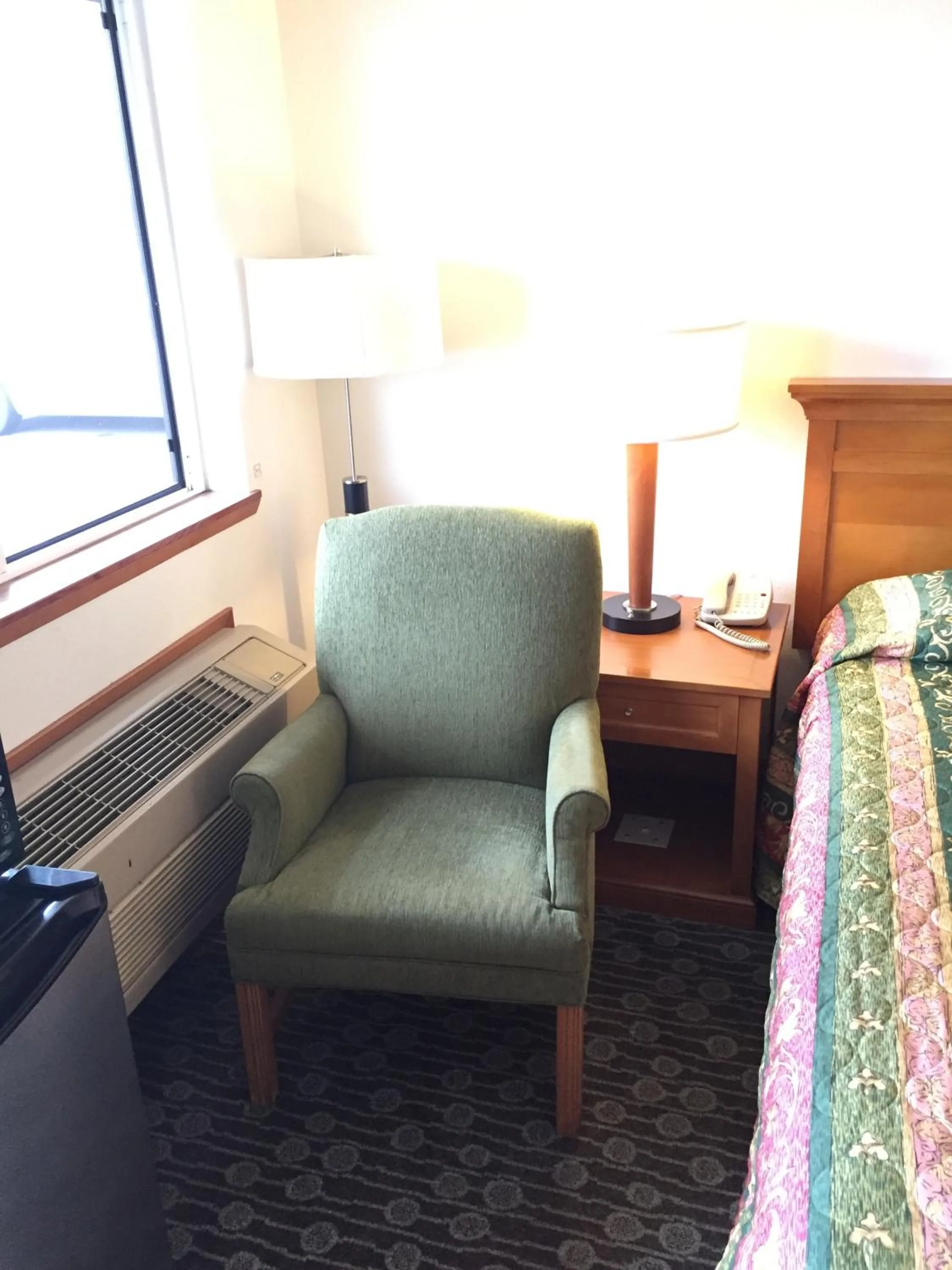 Seating area, Bed in Sunshine Motel