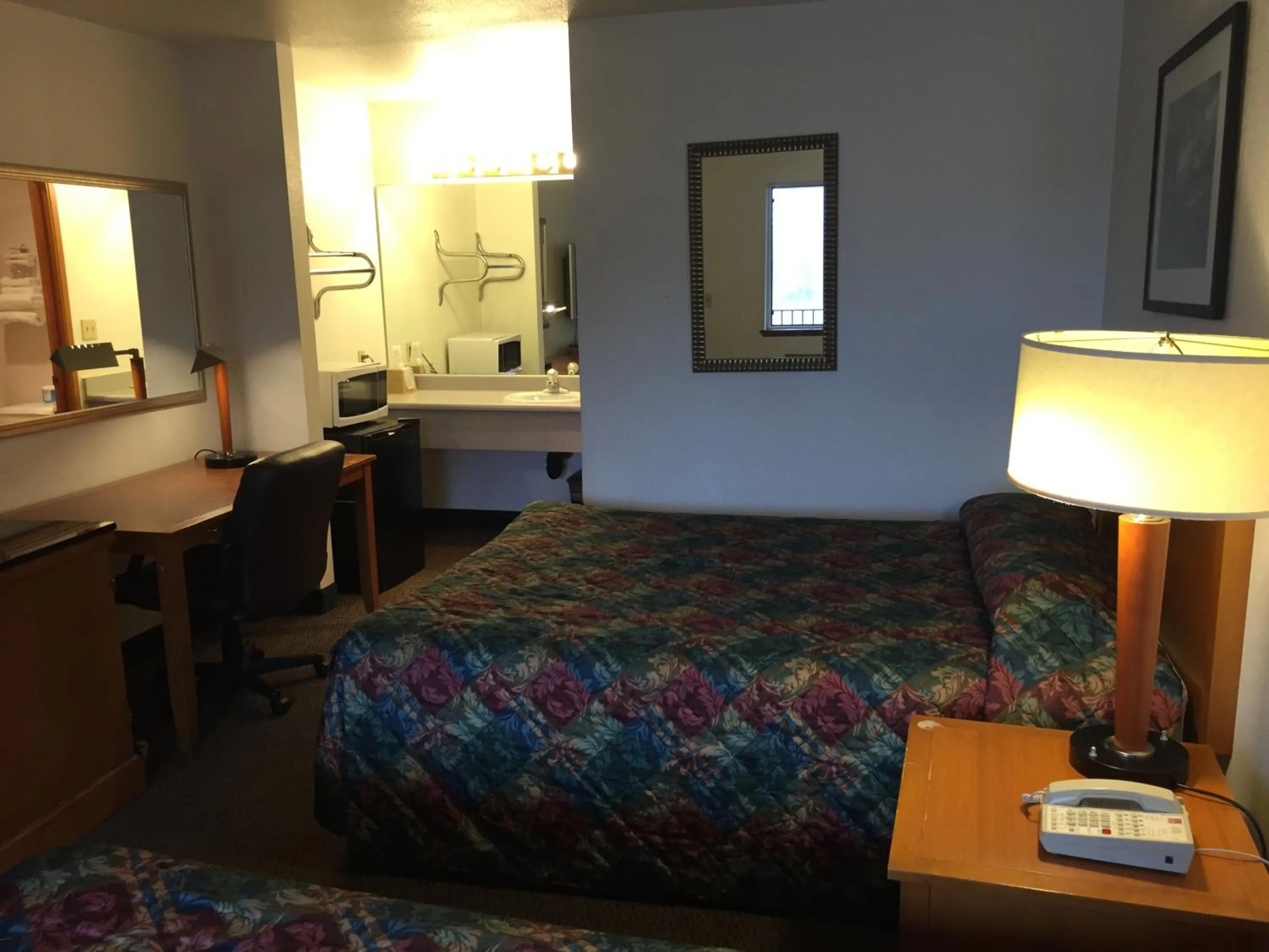 Seating area, Bed in Sunshine Motel