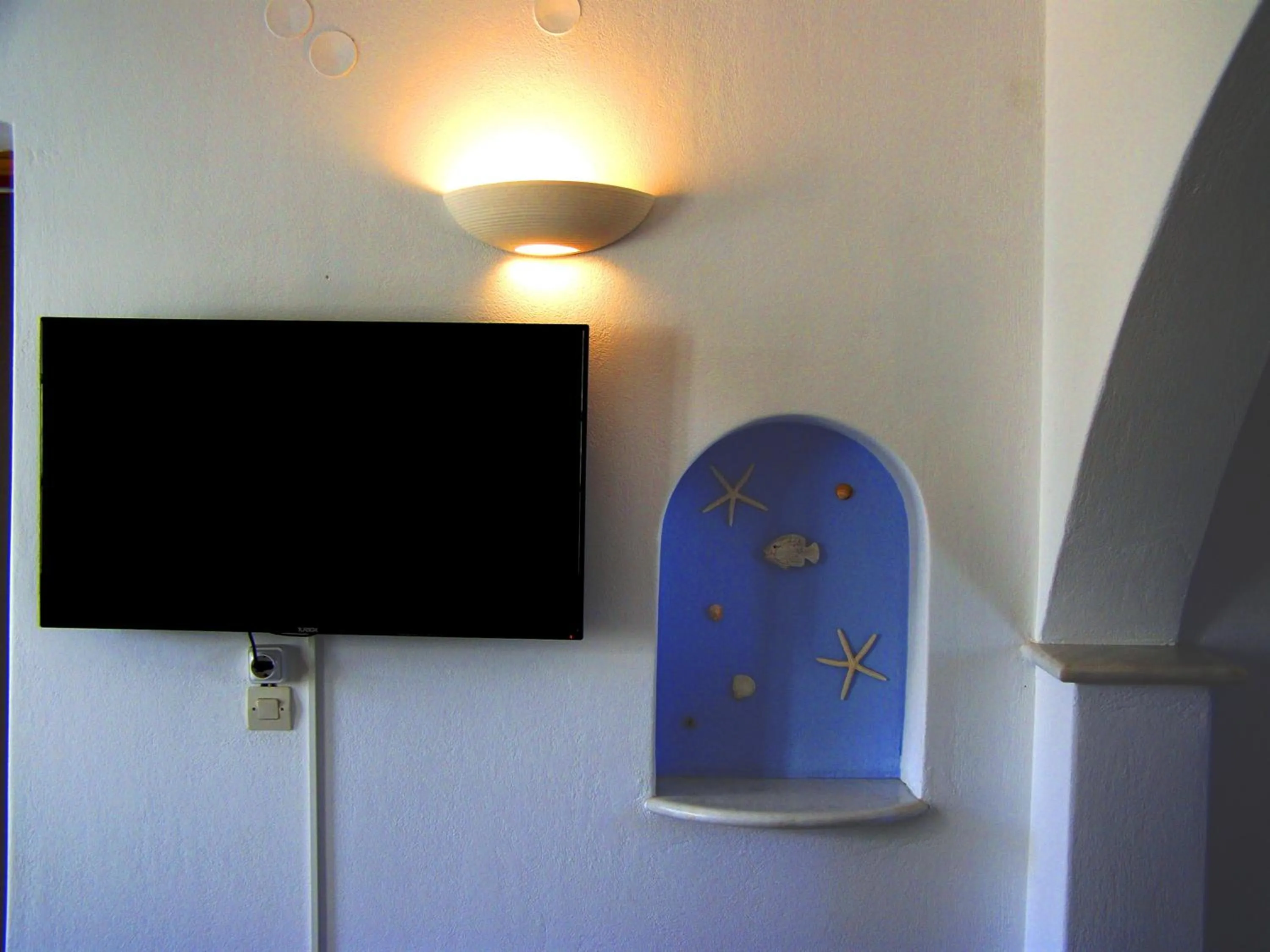 TV and multimedia in Elena Studios & Apartments